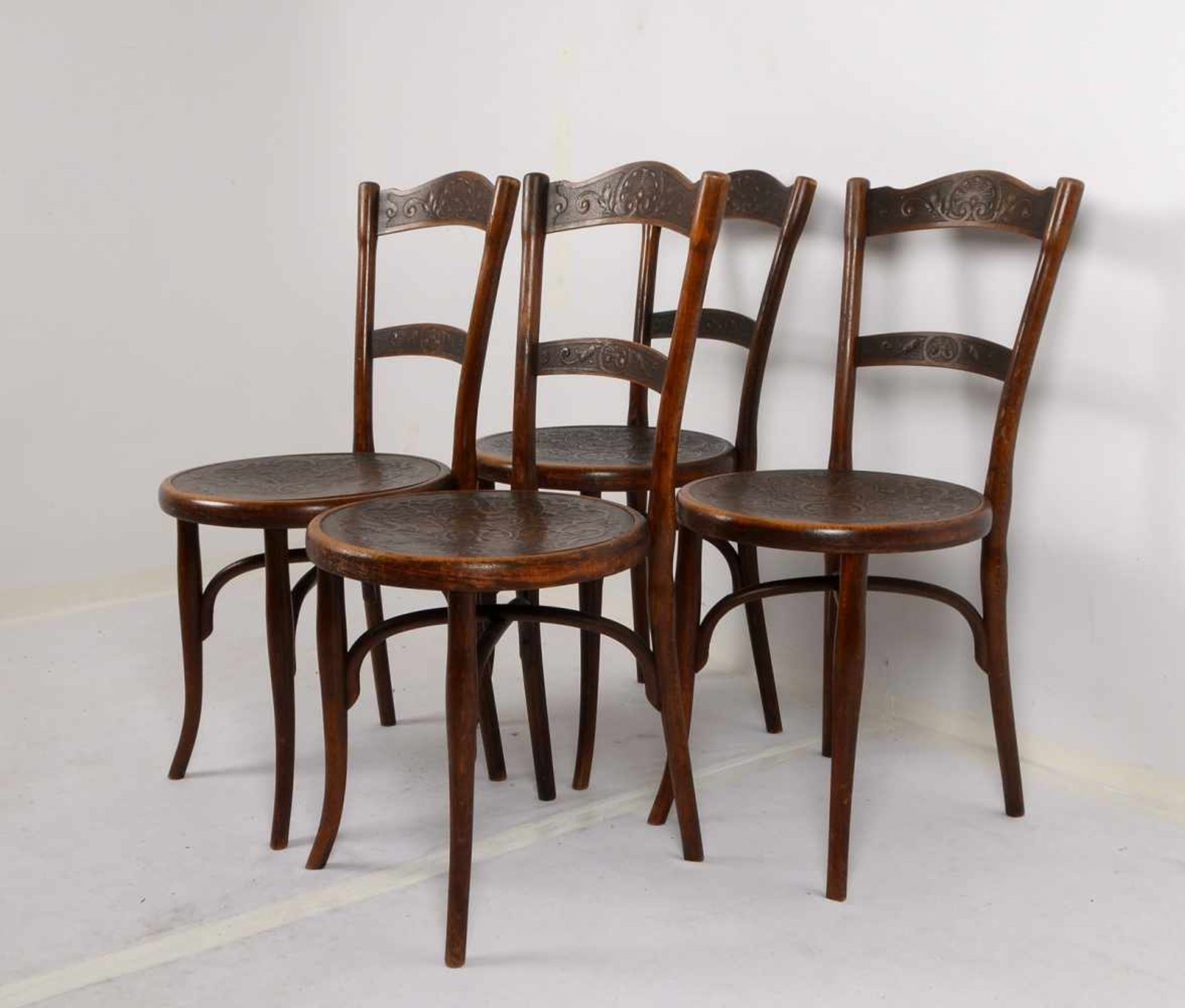 Thonet, Satz Stühle, Rückenlehne und Sitzfläche geprägt, 4 Stück/davon 2x mit original Klebeetikett