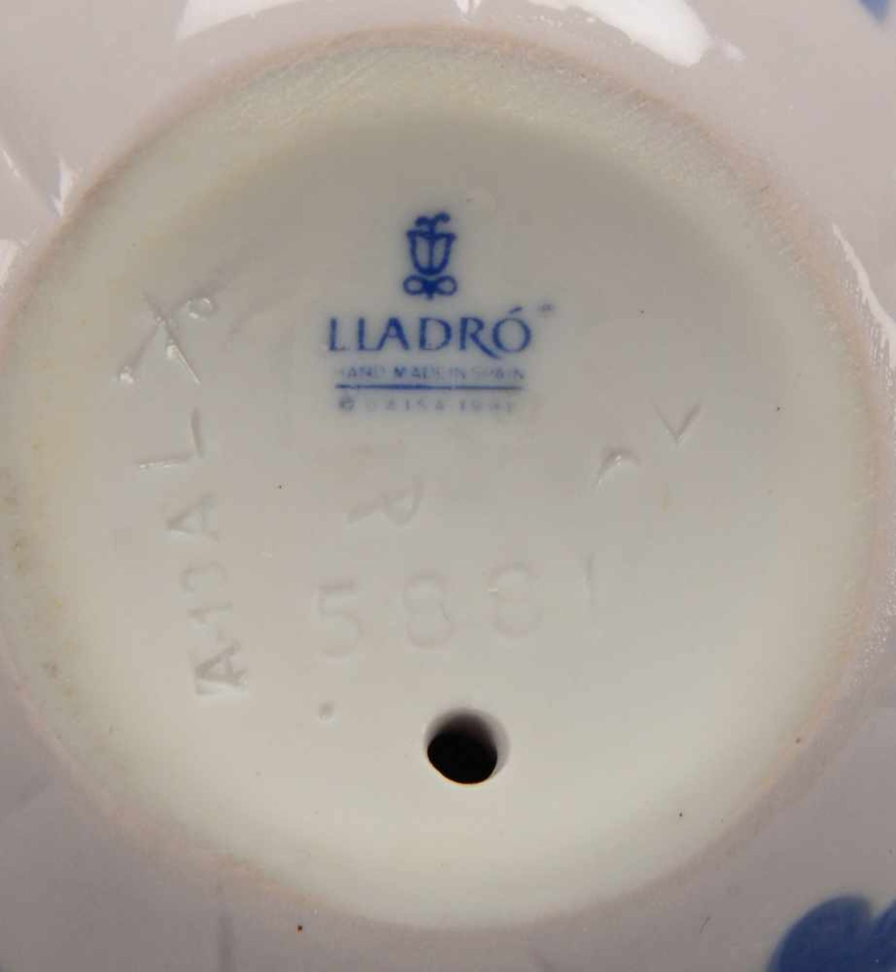 Lladro/Spanien, Porzellanfigur, 'Verträumtes Mäuschen', pastellige Unterglasurfarben, Figur in - Bild 2 aus 2