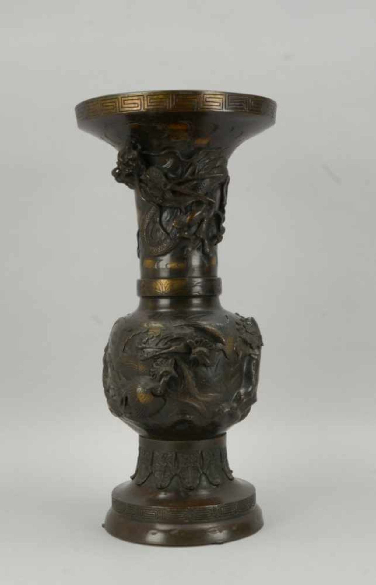 Bronze-Vase (China), 2-teilig, Korpus umlaufend mit halbplastischem Reliefdekor ('Drachenmotive,