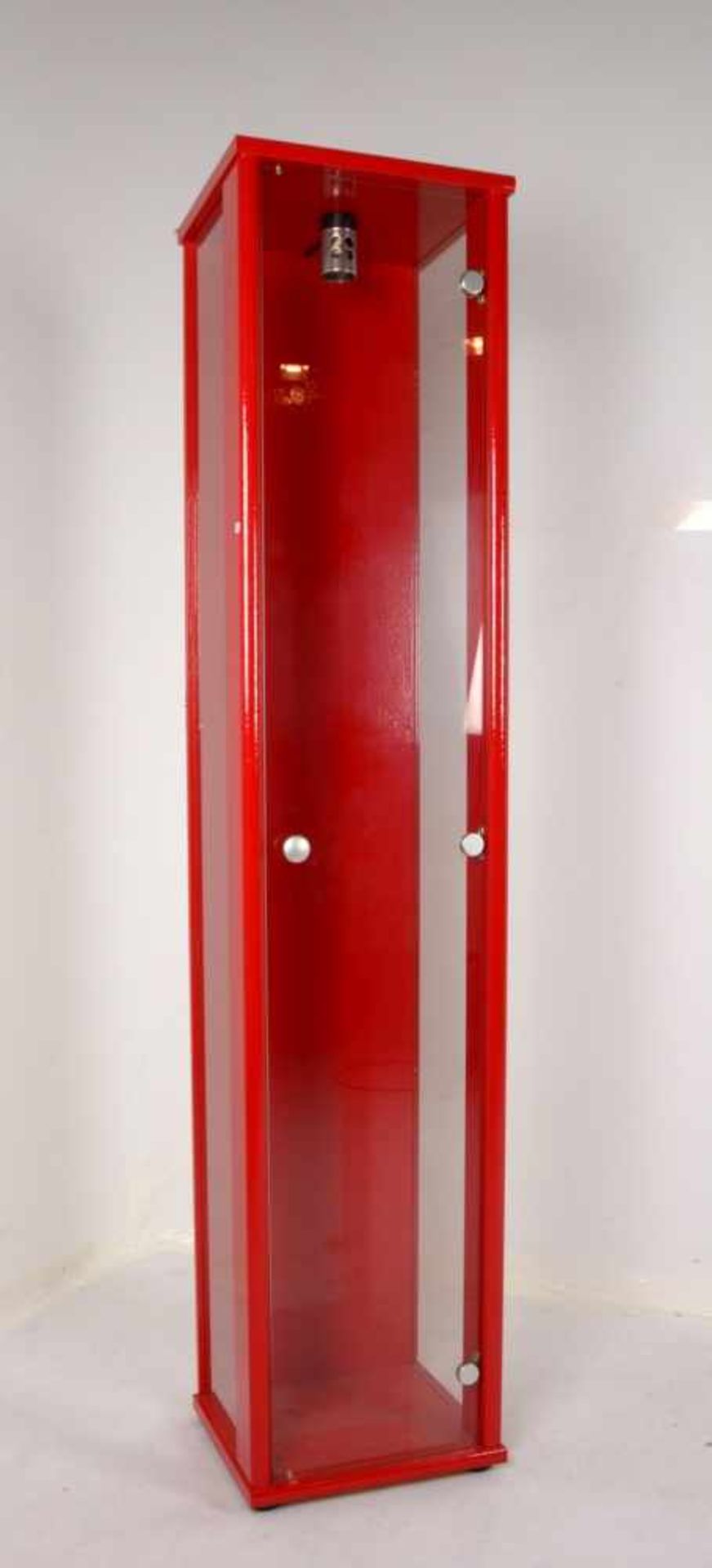 Kleine Säulenvitrine, hochrechteckiger Holzkorpus/in rotem Klavierlack, 3-seitig verglast, mit 4x