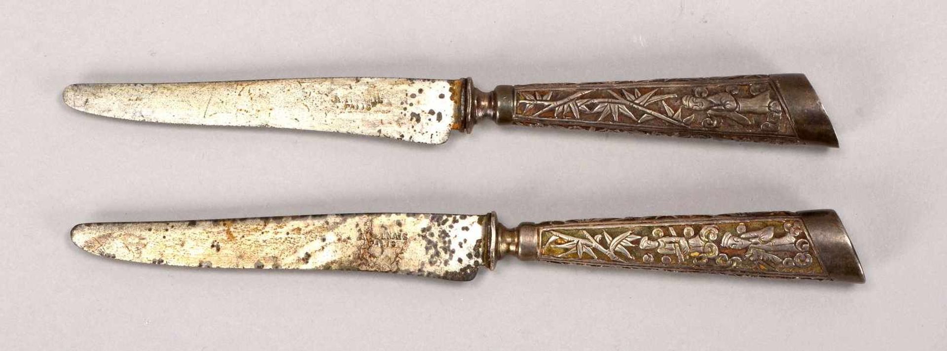 Paar Messer (China/Qing-Dynastie), Pariser Stahlkinge, Marke 'Kyyun', Silber-Griff mit Drachenmotiv; - Bild 2 aus 3