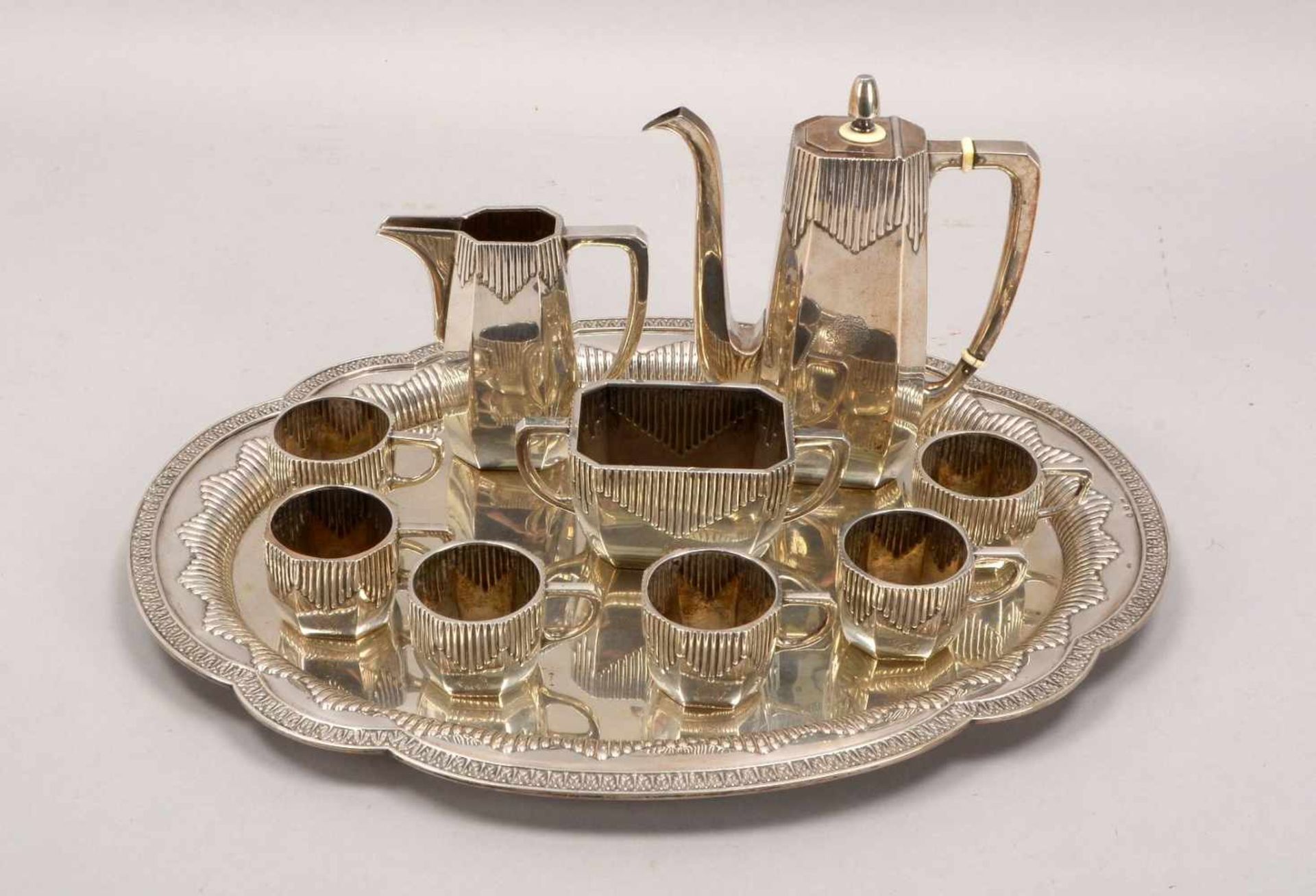 Mokkaservice, mit Silberauflage, umfassend: Kanne, Zuckertopf und Sahnekännchen, 6x Tässchen, auf
