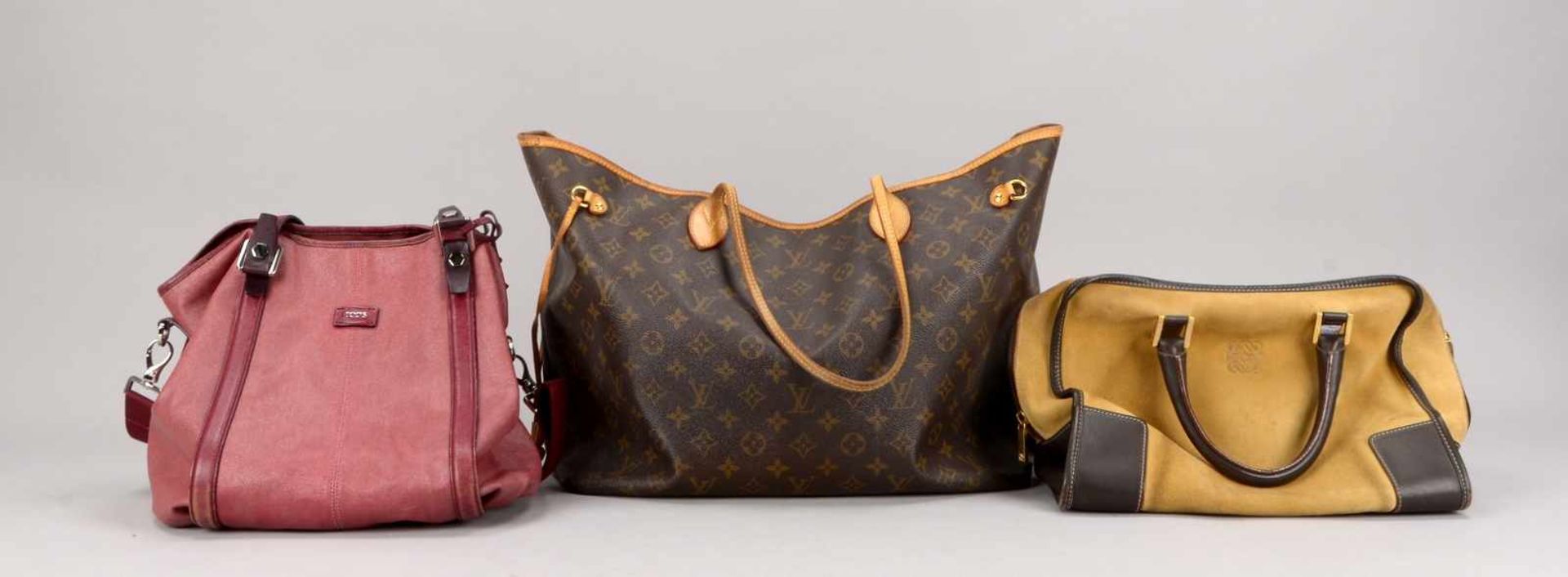 3 Damen-Handtaschen, verschiedene Labels: 1x 'Louis Vuitton', 1x 'Tod's', und 1x 'Loewe' (mit