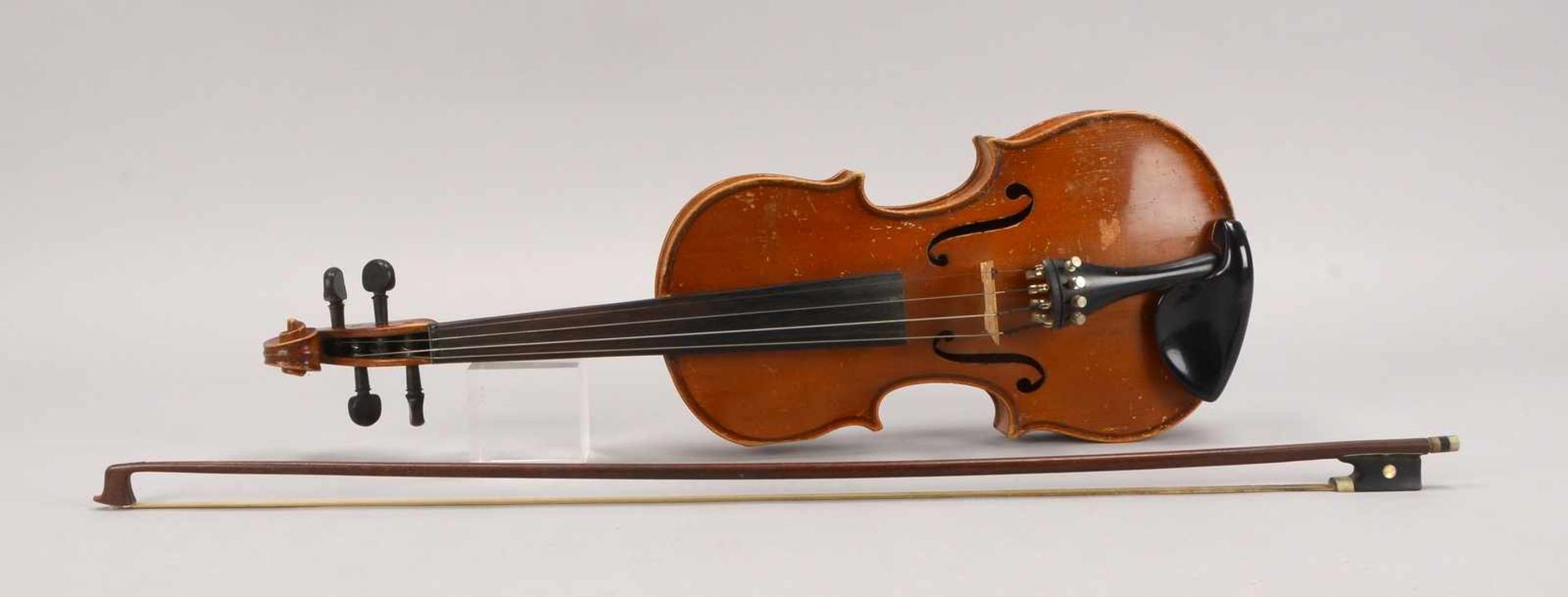 Alte Geige, mit Bogen, im Koffer