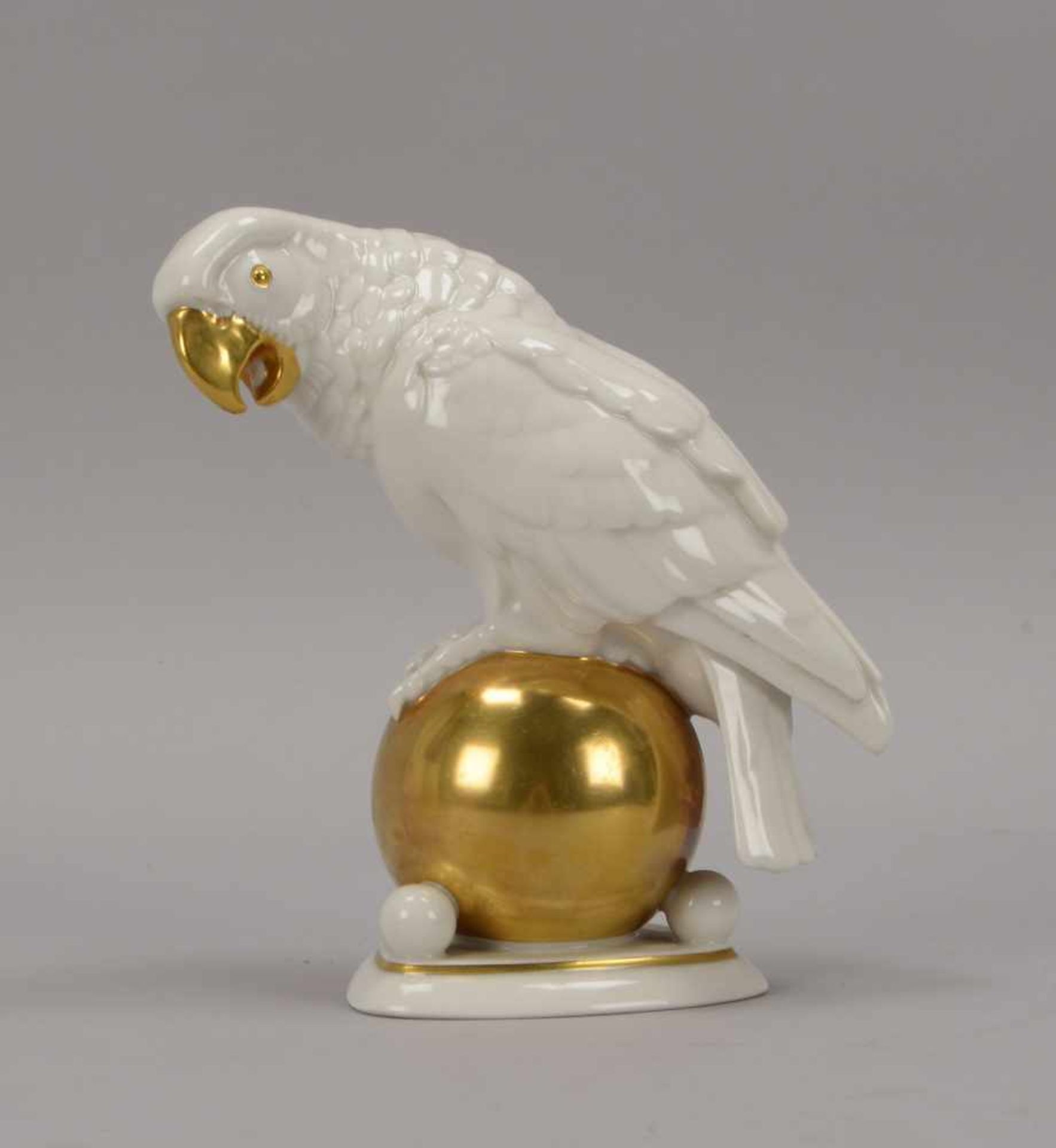 Hutschenreuther/Kunstabteilung, Porzellanfigur, 'Papagei auf Goldkugel', Entwurf: Fritz Klee; Höhe