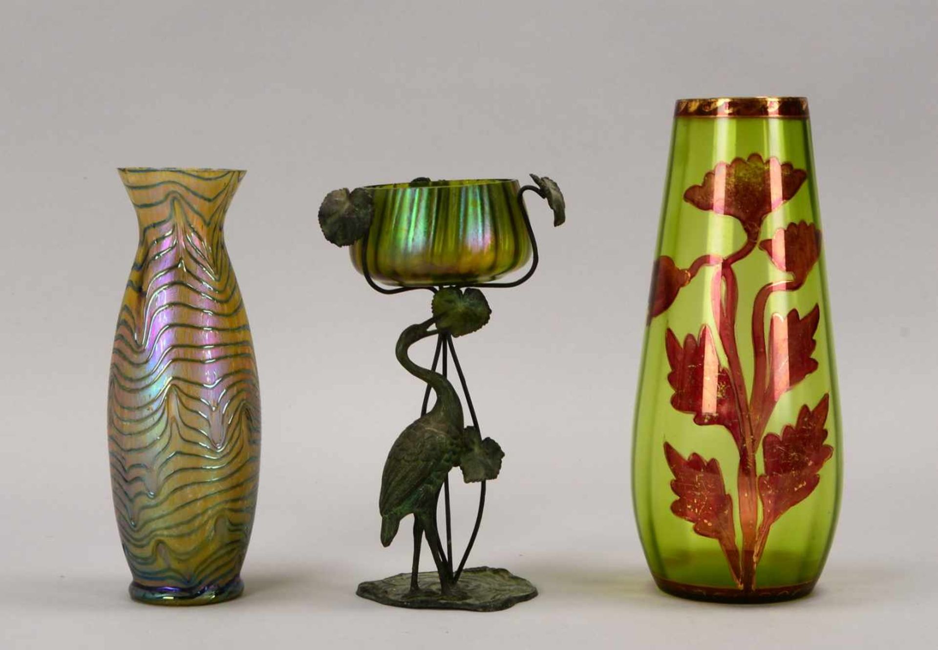 Kleines Glas-Konvolut (Jugendstil), 3 Teile: 2x Vasen, und einzelne Schale, Schale mit figürlichem