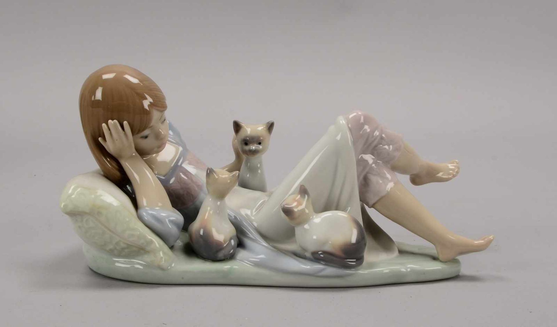 Lladro/Spanien, Porzellanfigur, 'Unterbrochene Mittagsruh', pastellige Unterglasurfarben, Figur in