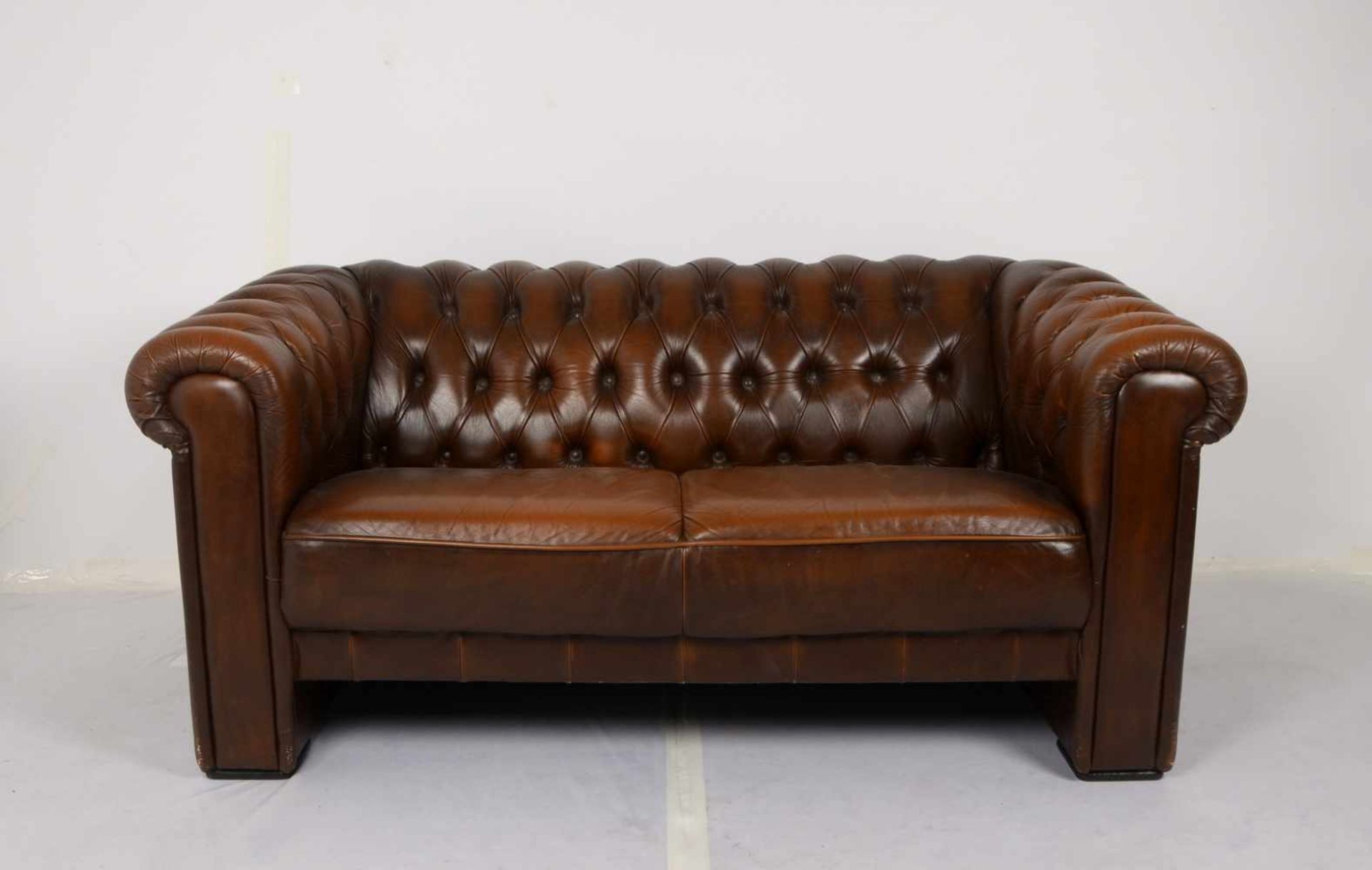 Chesterfield-Sofa/Zweisitzer, Polsterung aus braunem Leder/geknüpft, in gutem Erhaltungszustand;