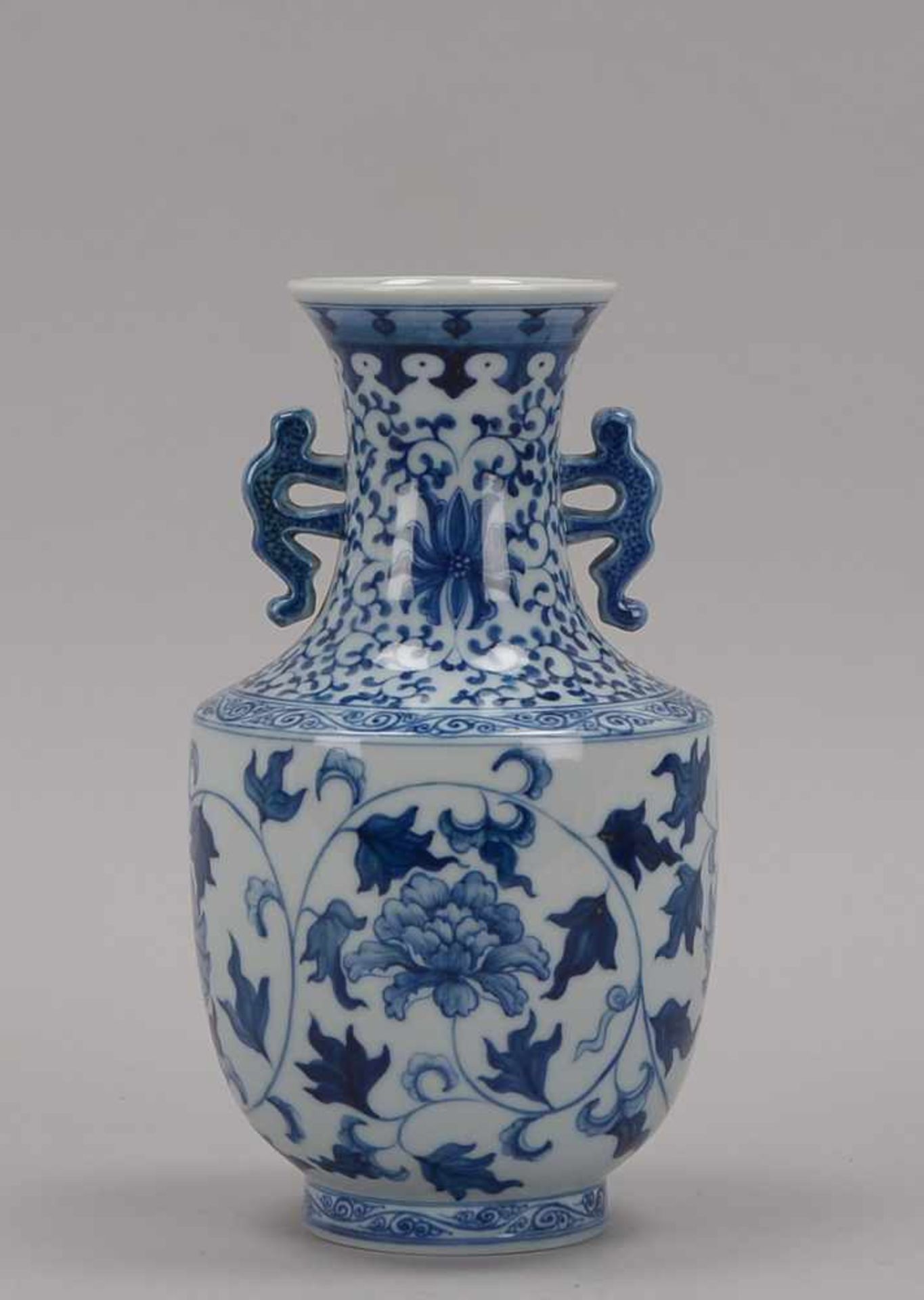 Porzellanvase (China), mit floraler blauer Unterglasur-Malerei, '6-Zeichen'-Marke im Doppelring,