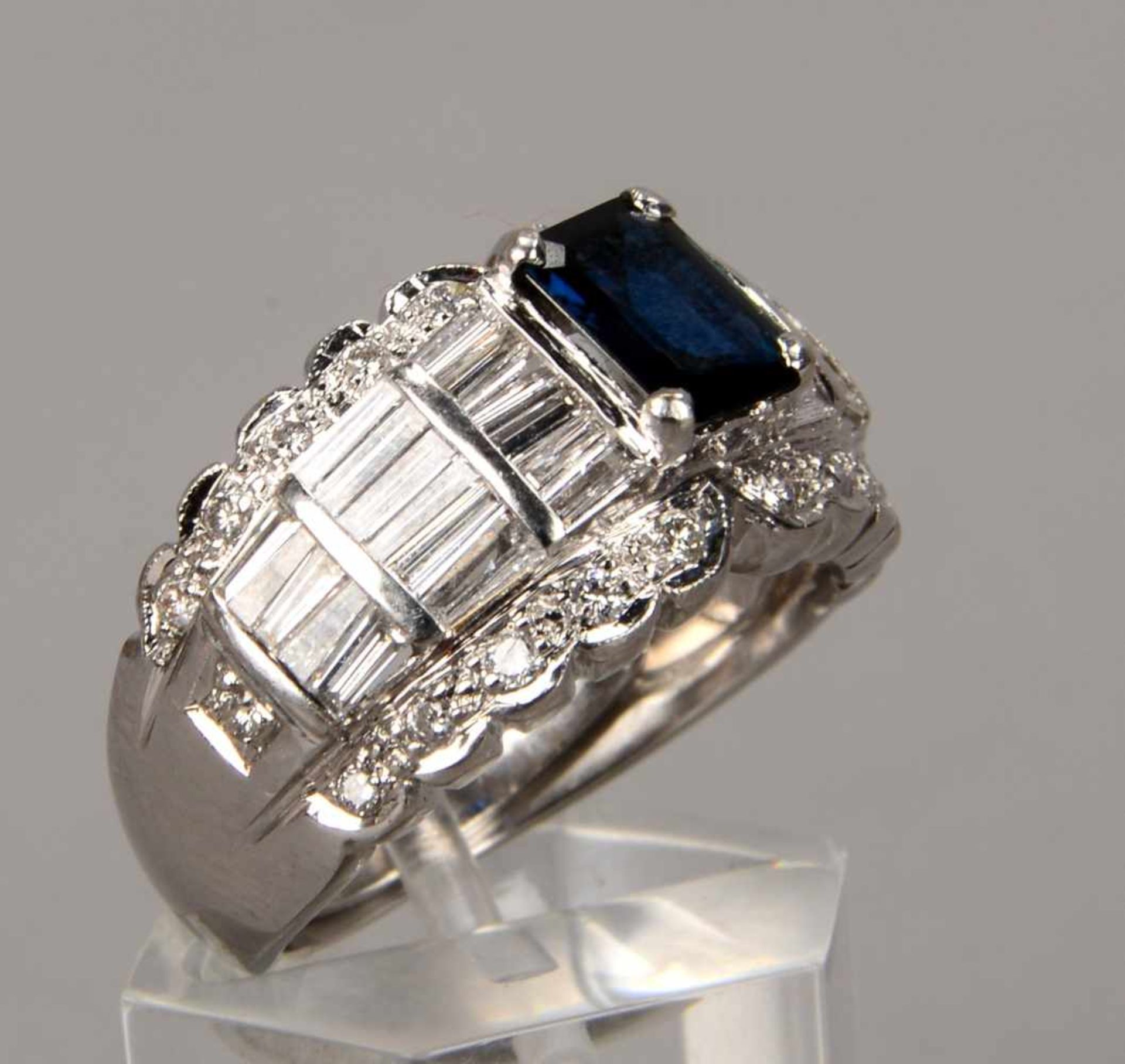 Ring, 750 WG, besetzt mit einzelnem Saphir von ca. 1,06 ct, Stein im Oktagonschliff, und mit