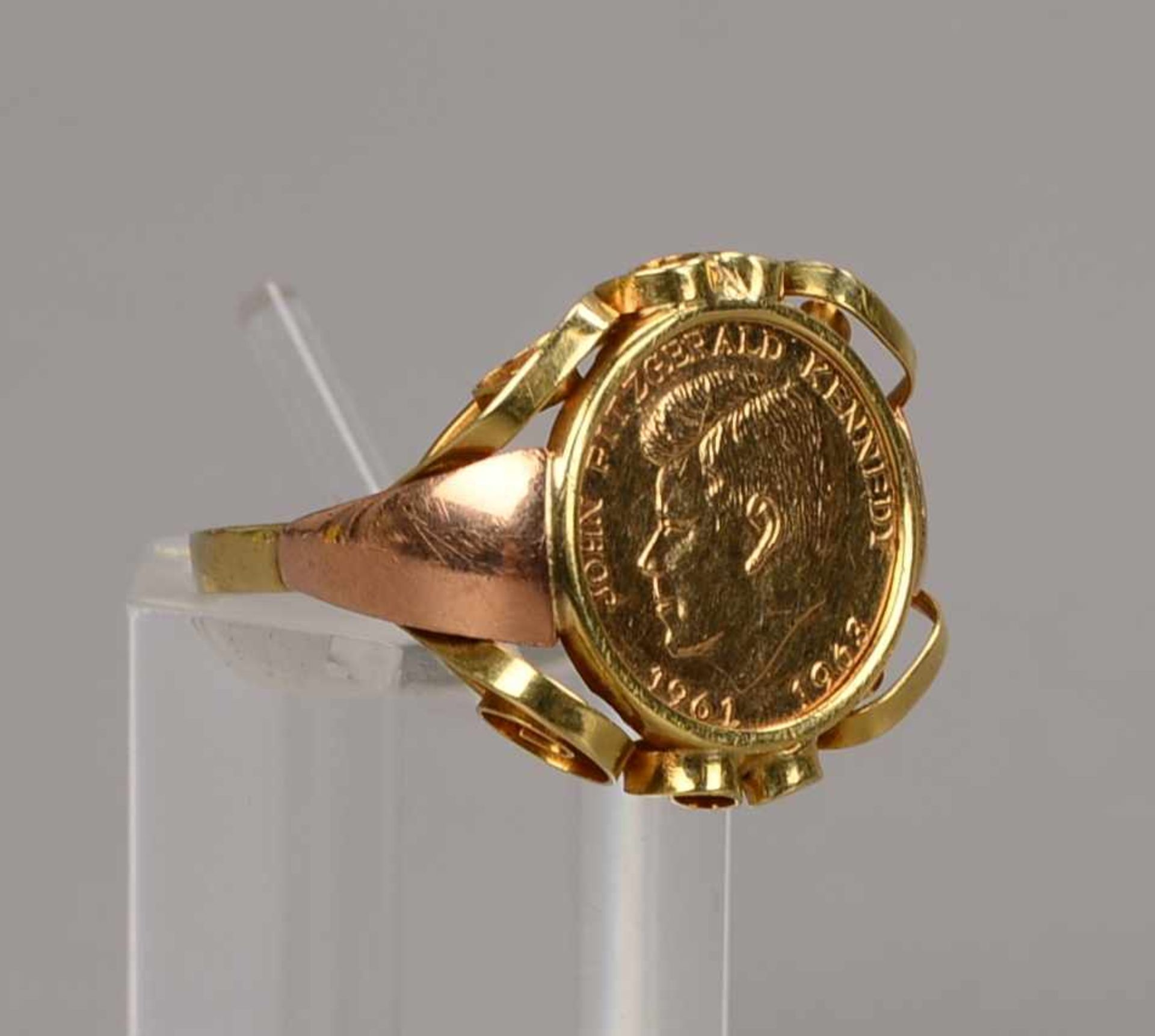 Ring, 585 Gold/Bicolor, mit gefasster Medaille, 'Kennedy'; RG 53, Gewicht 2,73 g