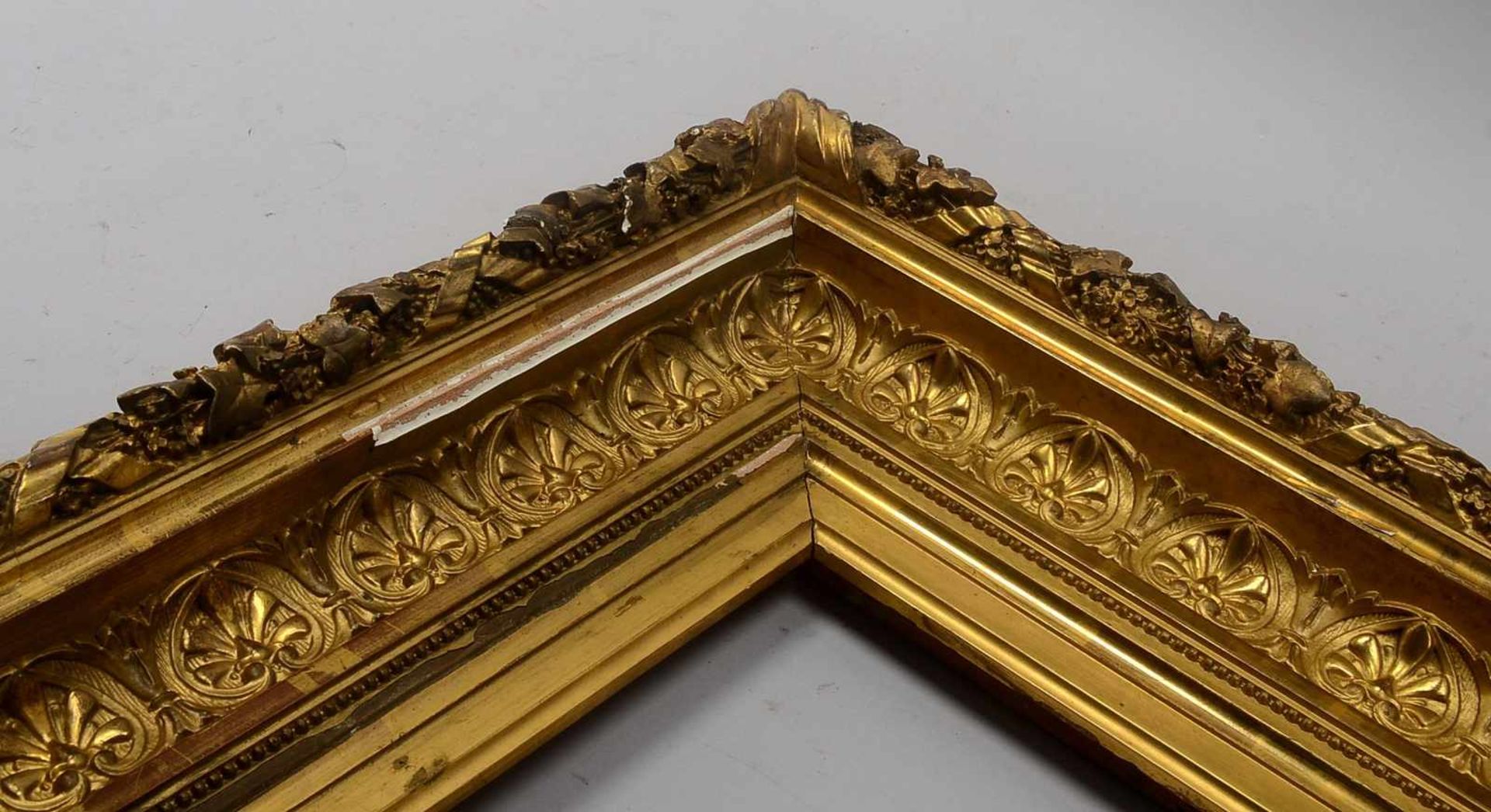Prunkrahmen, museale Ausführung; vergoldet, reicher Stuck, Gesamtmaße ca. 60 × 10 × 70 cm, - Bild 4 aus 4