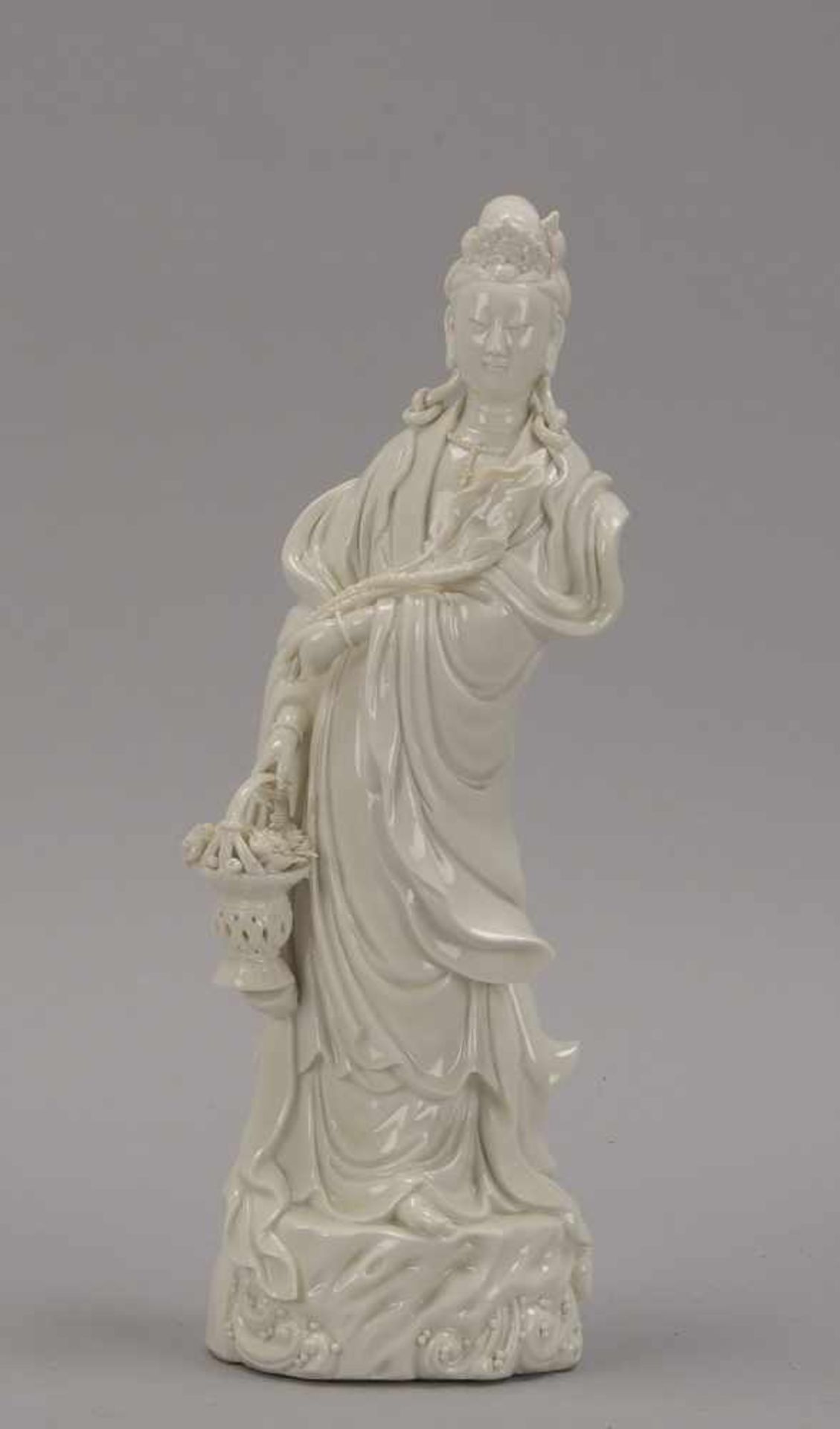 Porzellanfigur, 'Guanyin' (dargestellt mit Lotusblüte und Blütenkorb), feine Ausführung, in gutem