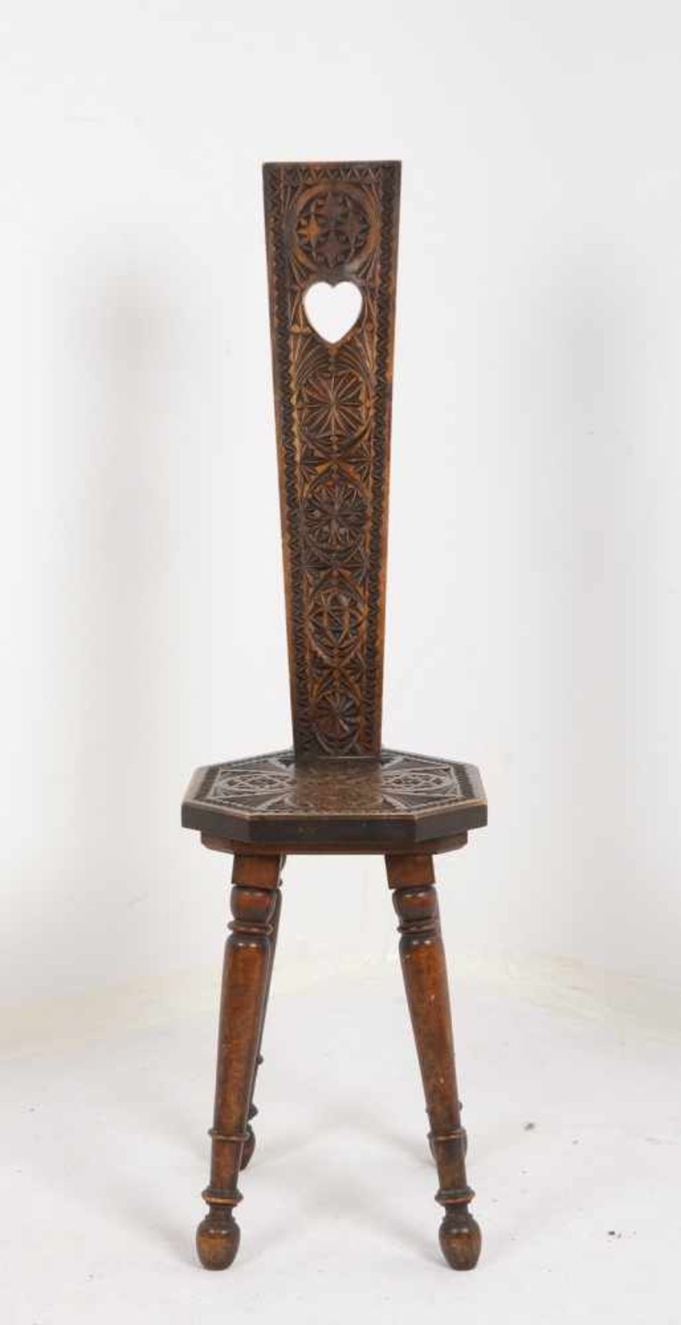 Stuhl, Holz mit Kerbschnitzerei, mit hoher schmaler Rückenlehne; Lehnenhöhe 107 cm - Bild 2 aus 2