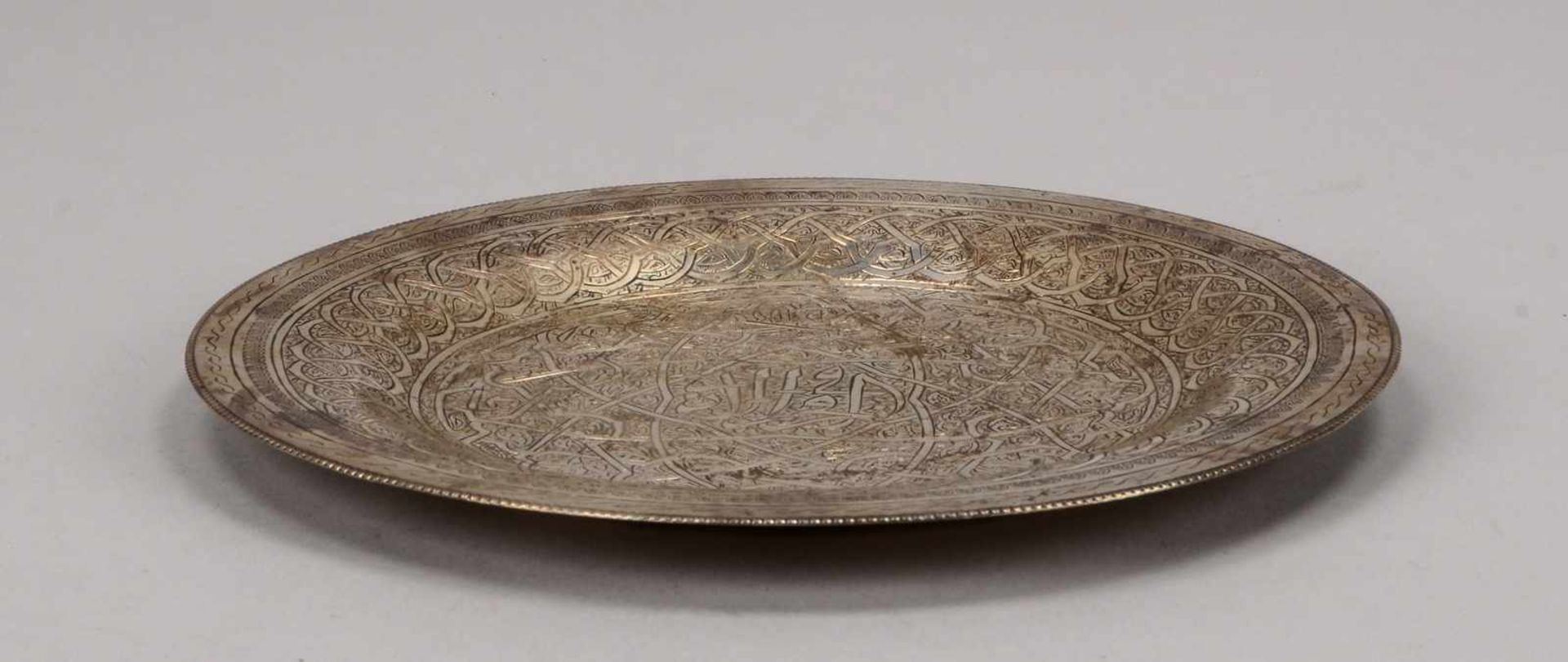 Silberschale (wohl Persien), alt, Spiegel mit feinen Handgravuren, verso 3-fach punziert;