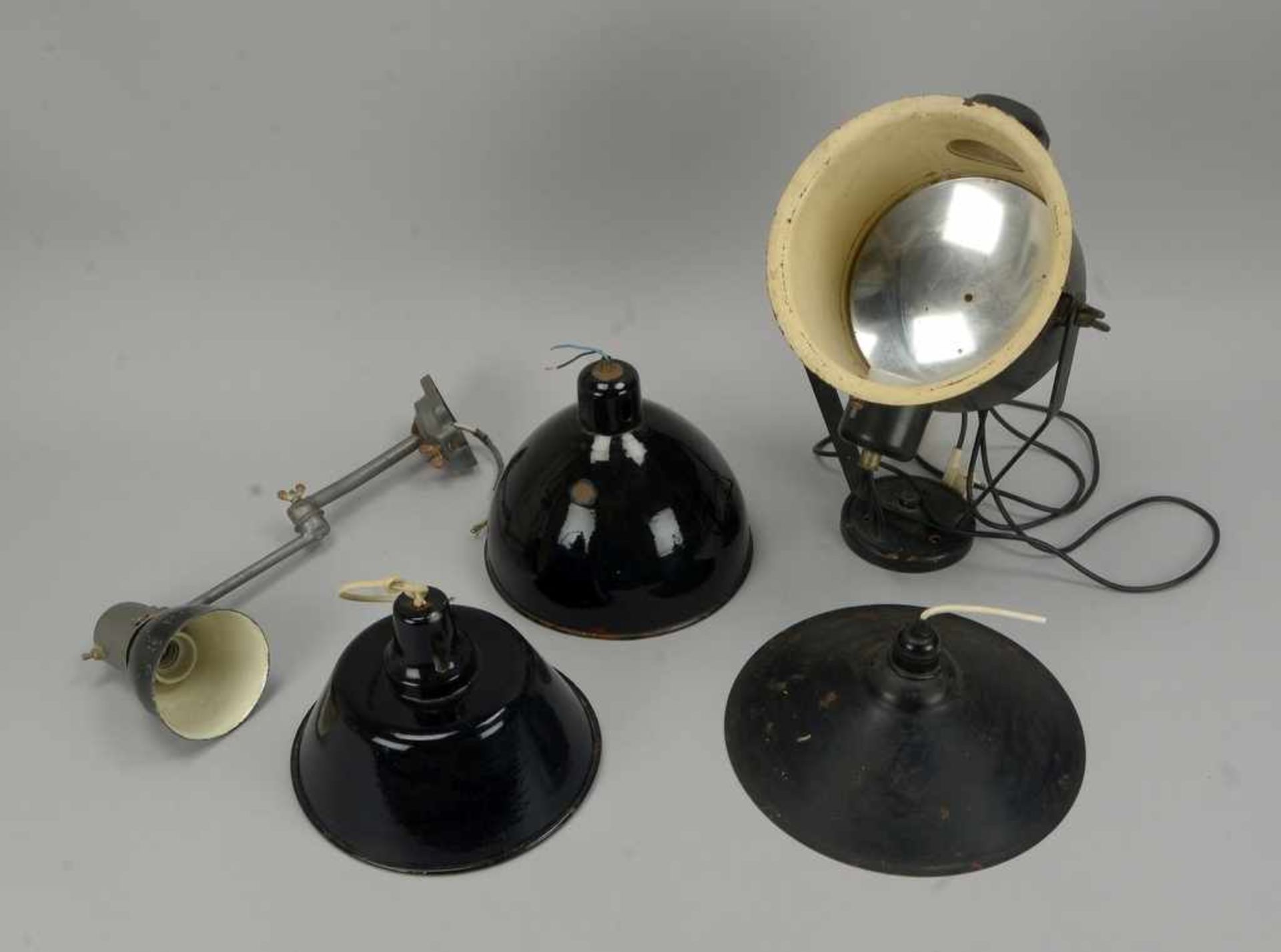 Lampen-Konvolut, alt, verschiedene Ausführungen, 5 Stück: 1 Scheinwerfer mit Porzellanfassung,