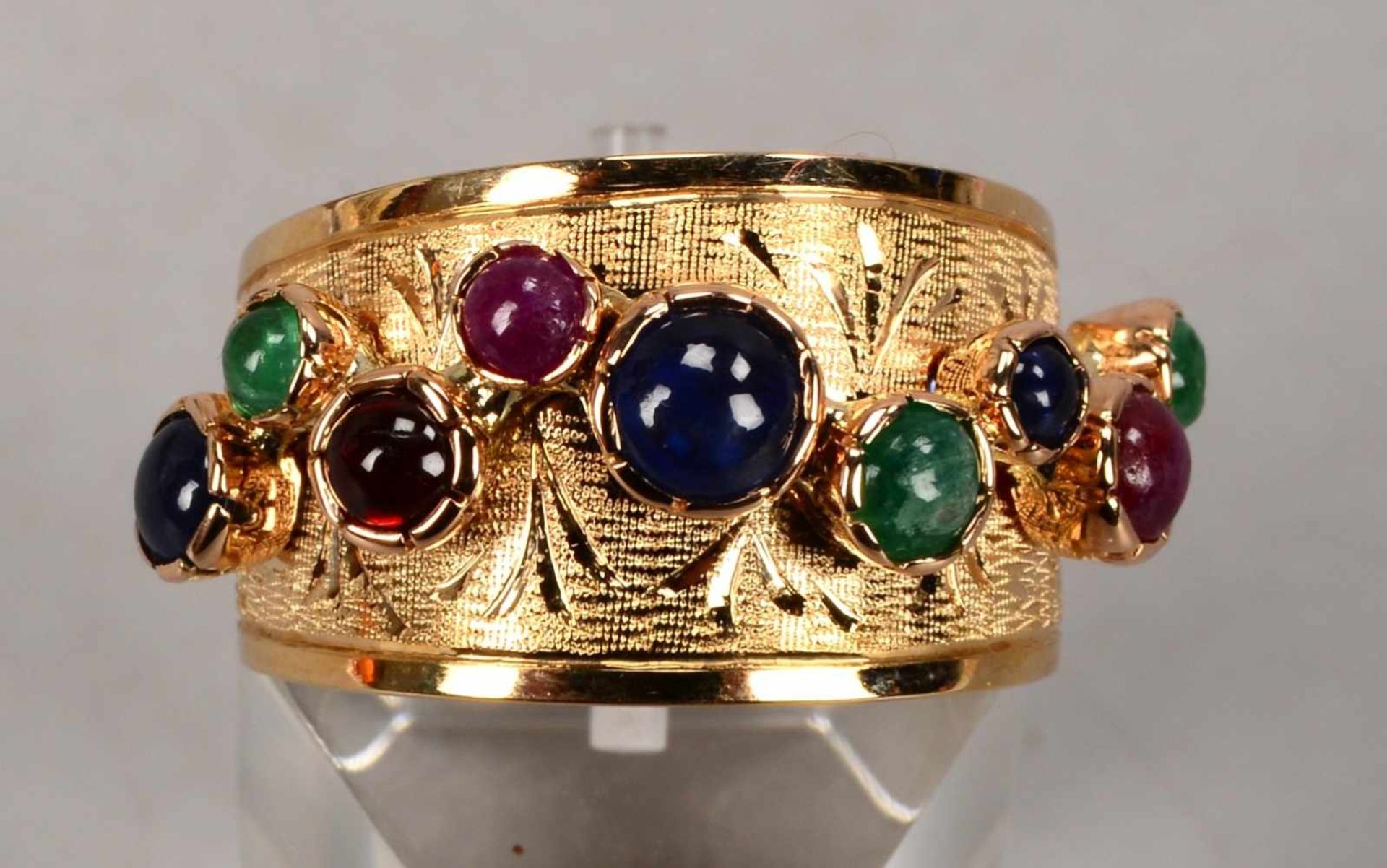 Ring, 585 WG, mit diversem Steinbesatz/u.a. Rubinen, Smaragden und Saphiren; RG 59, Gewicht 7,48 g - Bild 2 aus 2