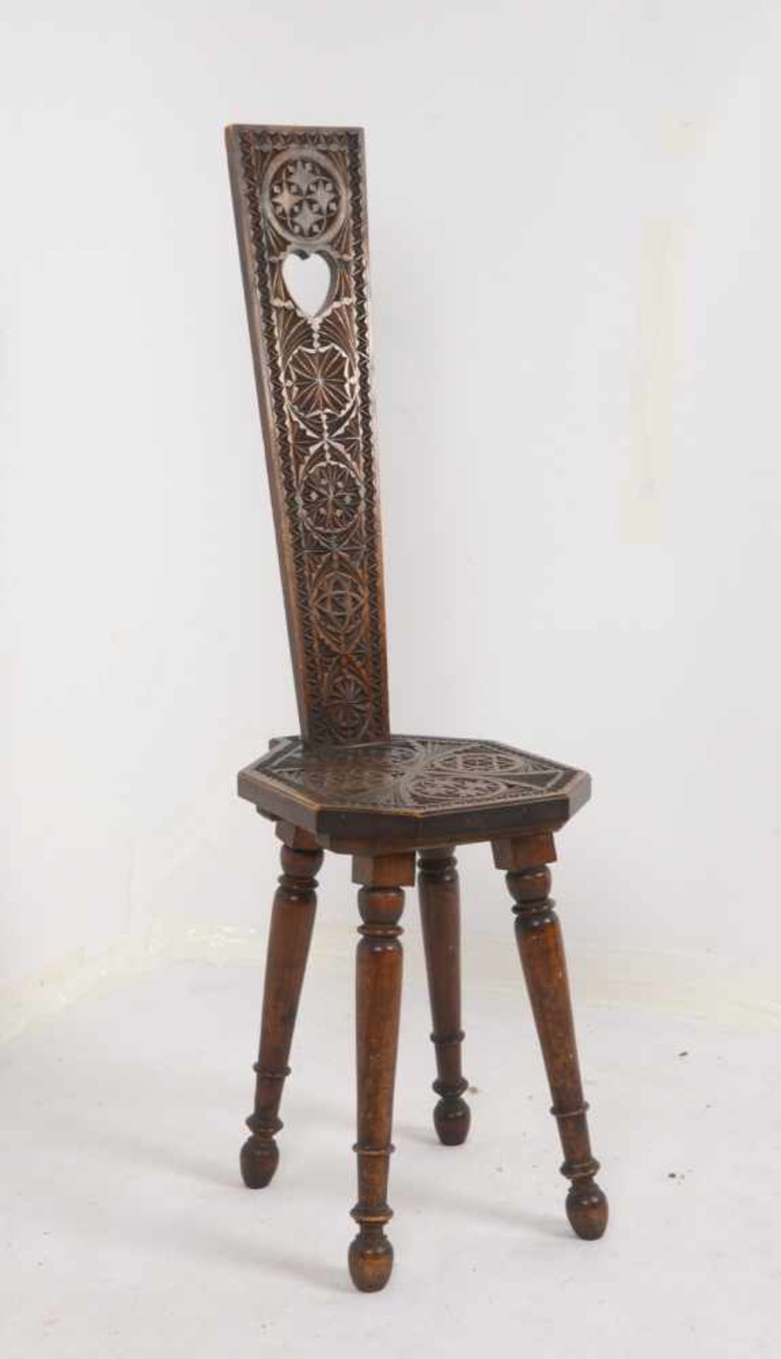 Stuhl, Holz mit Kerbschnitzerei, mit hoher schmaler Rückenlehne; Lehnenhöhe 107 cm
