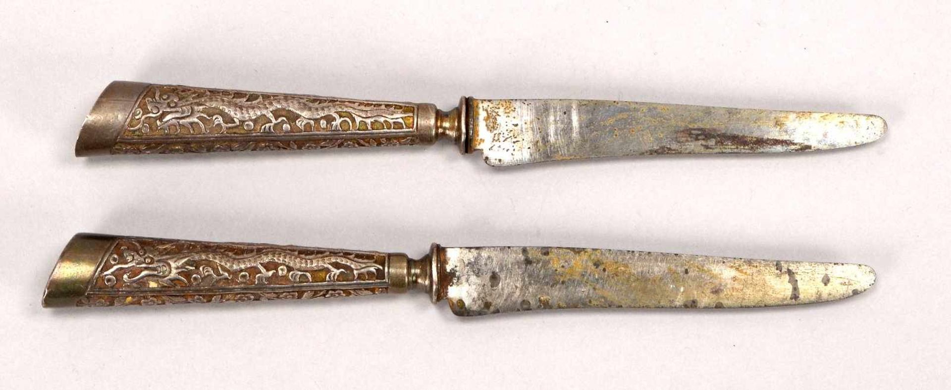 Paar Messer (China/Qing-Dynastie), Pariser Stahlkinge, Marke 'Kyyun', Silber-Griff mit Drachenmotiv;