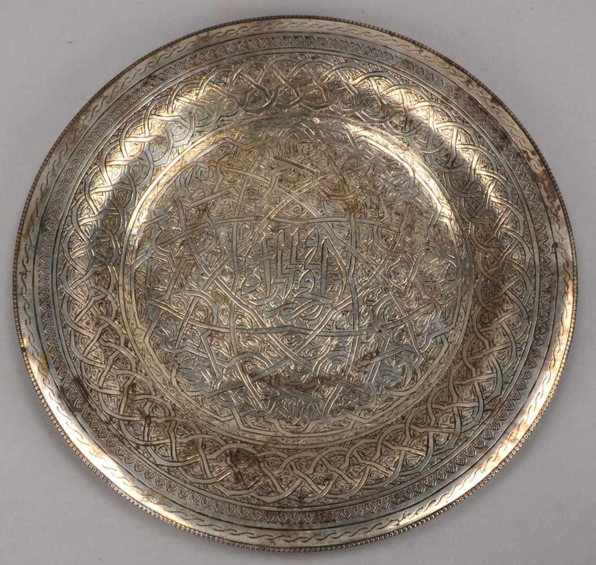 Silberschale (wohl Persien), alt, Spiegel mit feinen Handgravuren, verso 3-fach punziert; - Bild 2 aus 2