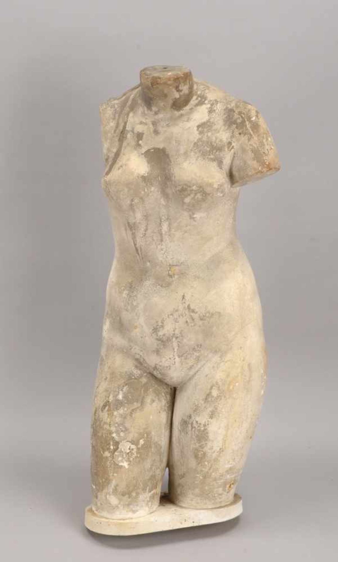Große Torso-Figur (weibliche Gestalt), Hohlguss aus Stein (?)/Gips (?), mit handgeschmiedetem