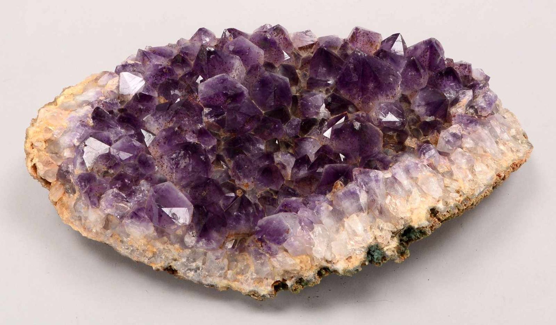 Amethystdruse (Fundort Brasilien), großkristallin, Druse mit schöner Öffnung; Breite 37 cm - Bild 2 aus 2