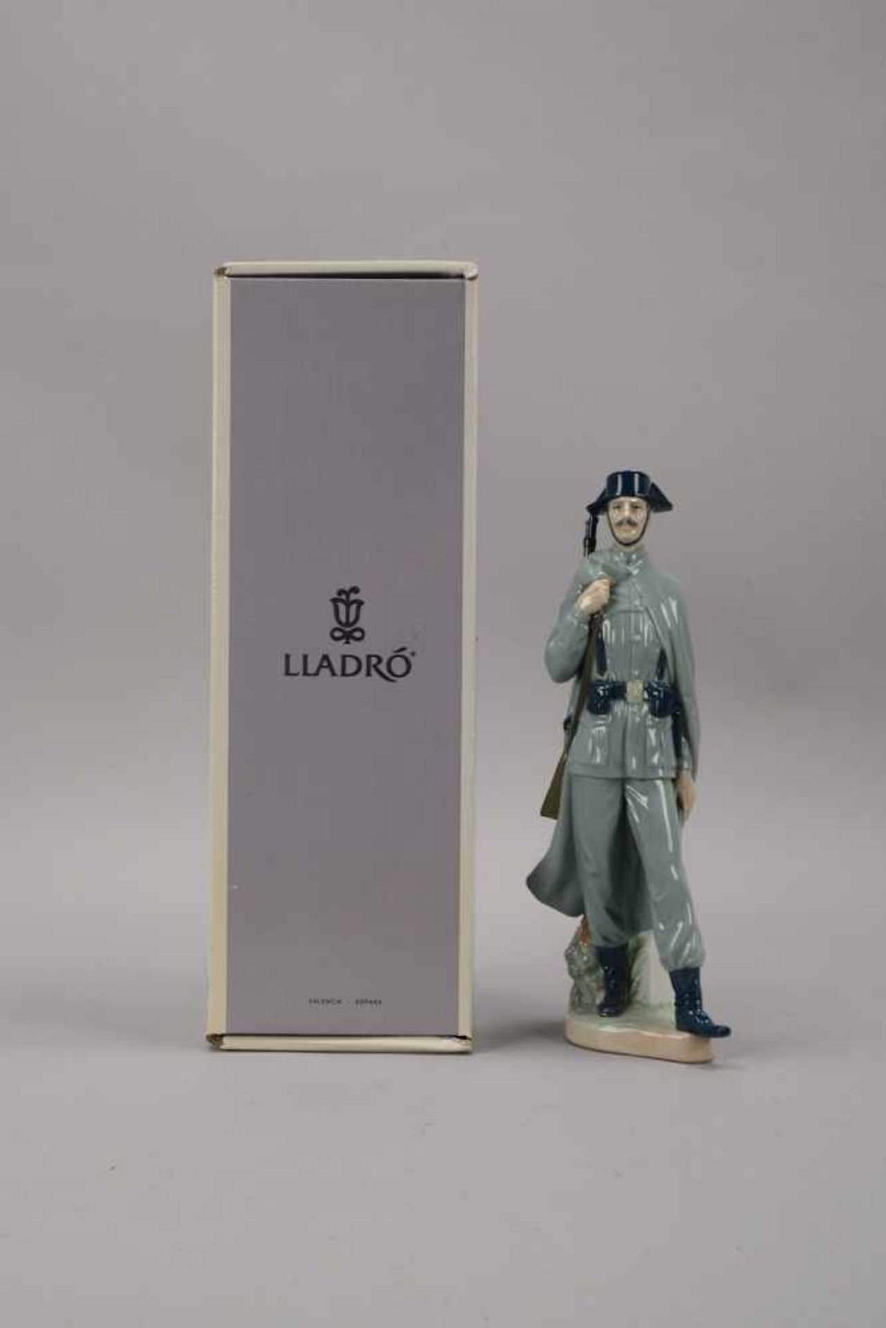 Lladro/Spanien, Porzellanfigur, 'Spanischer Gendarm', pastellige Unterglasurfarben, Figur in - Bild 2 aus 2