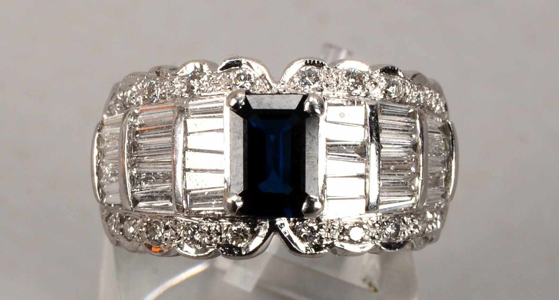 Ring, 750 WG, besetzt mit einzelnem Saphir von ca. 1,06 ct, Stein im Oktagonschliff, und mit - Bild 2 aus 2