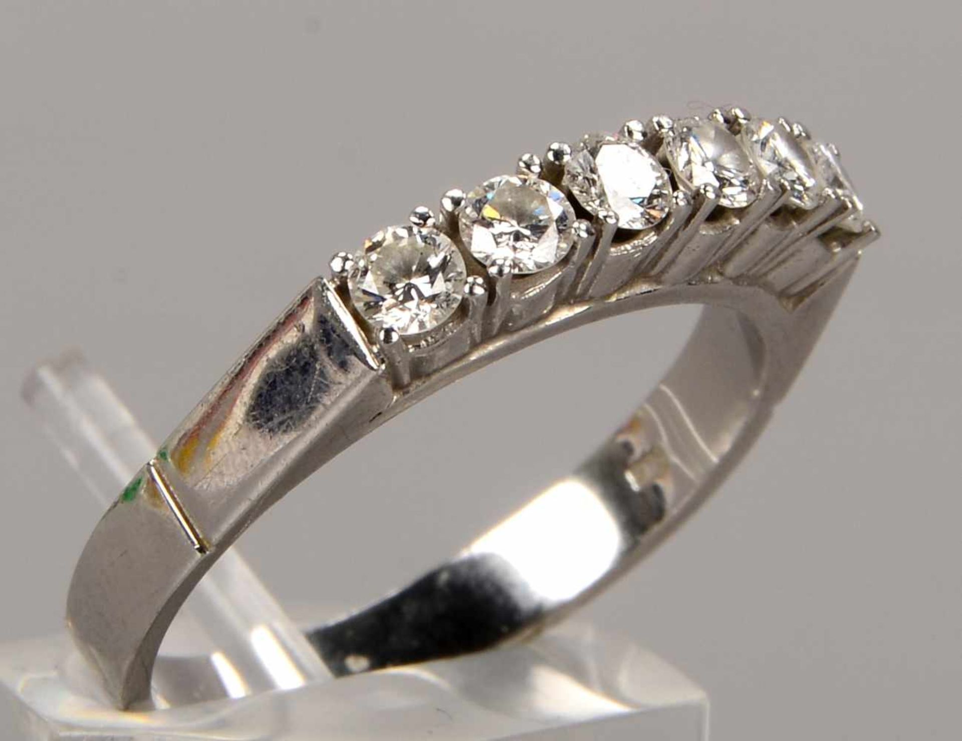 Ring, 585 WG, mit 6-fachem Brillantbesatz/zusammen ca. 0,60 ct; RG 60, Gewicht 3,82 g
