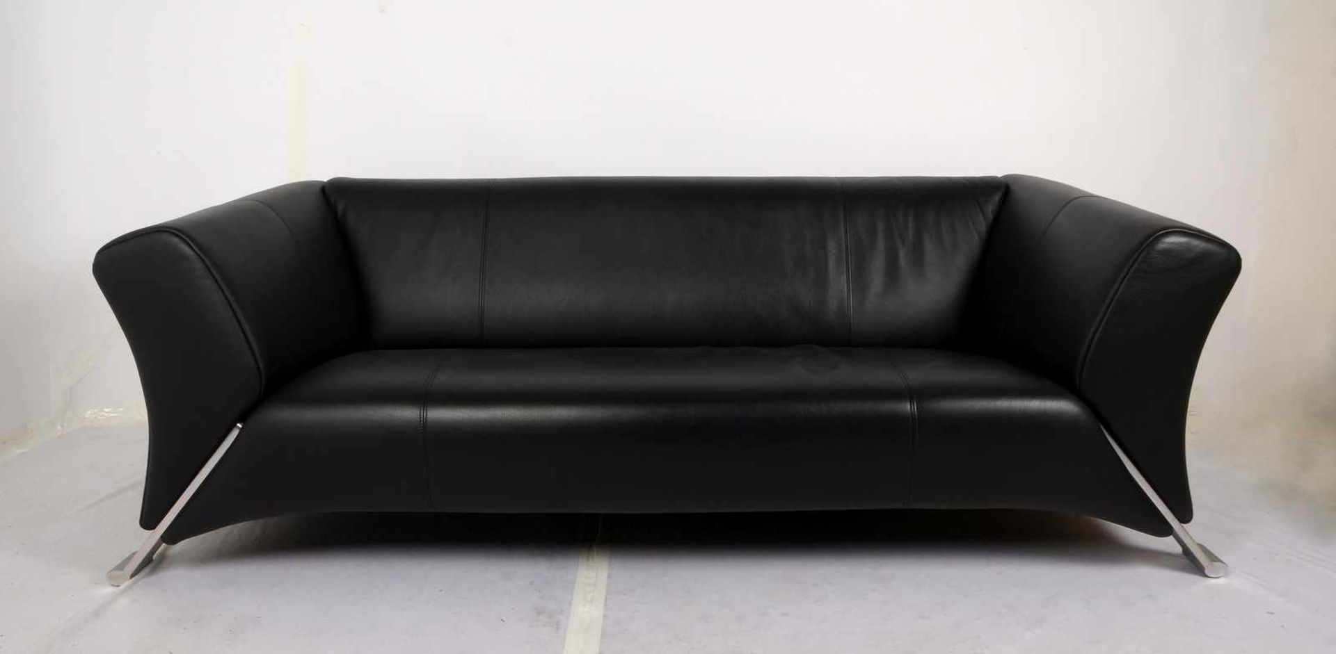 Rolf Benz, Sofa, Design-Klassiker '322', schwarzes Nappaleder, Korpus auf markanten Aluminiumfüßen/