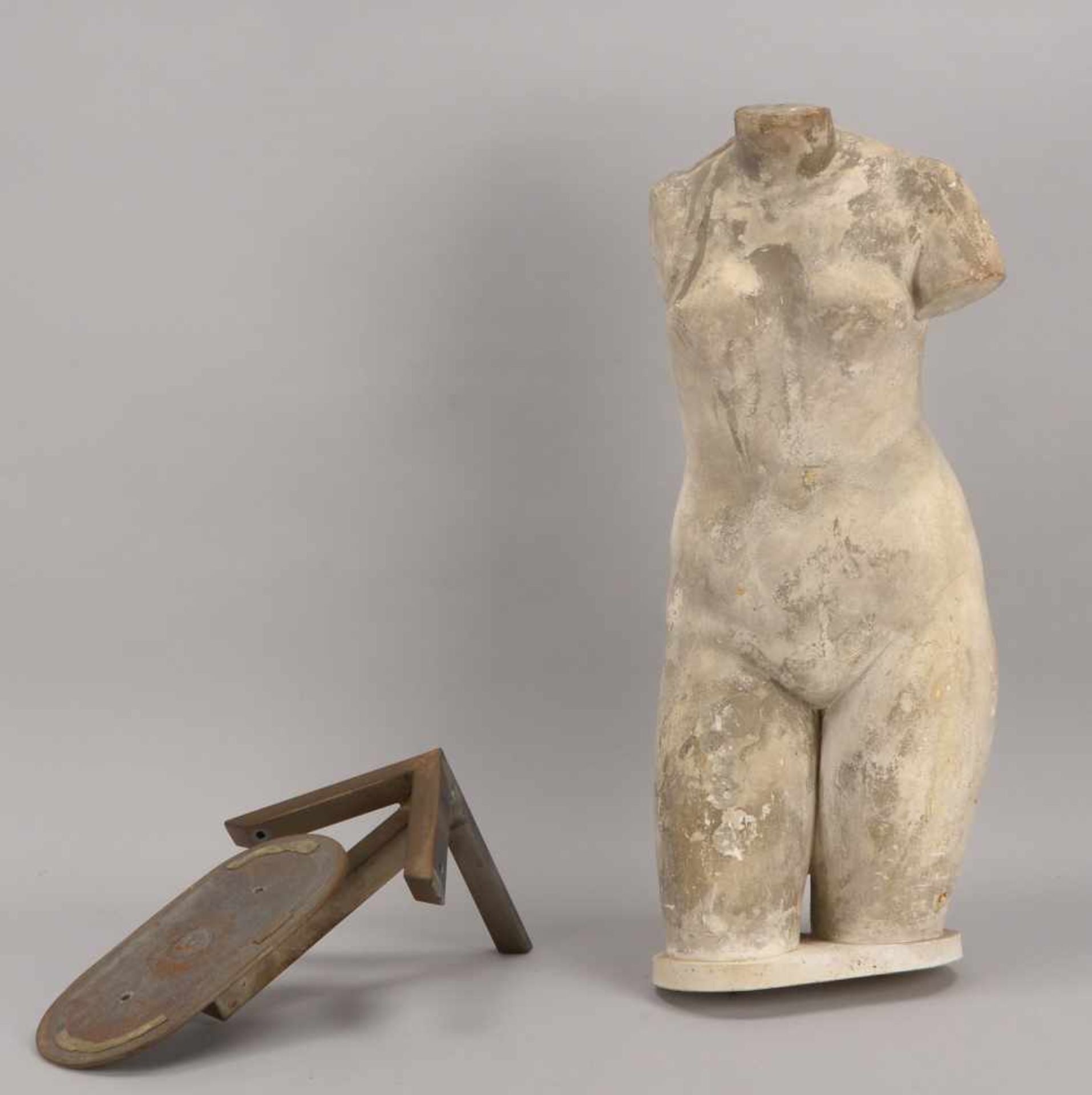 Große Torso-Figur (weibliche Gestalt), Hohlguss aus Stein (?)/Gips (?), mit handgeschmiedetem - Bild 2 aus 2
