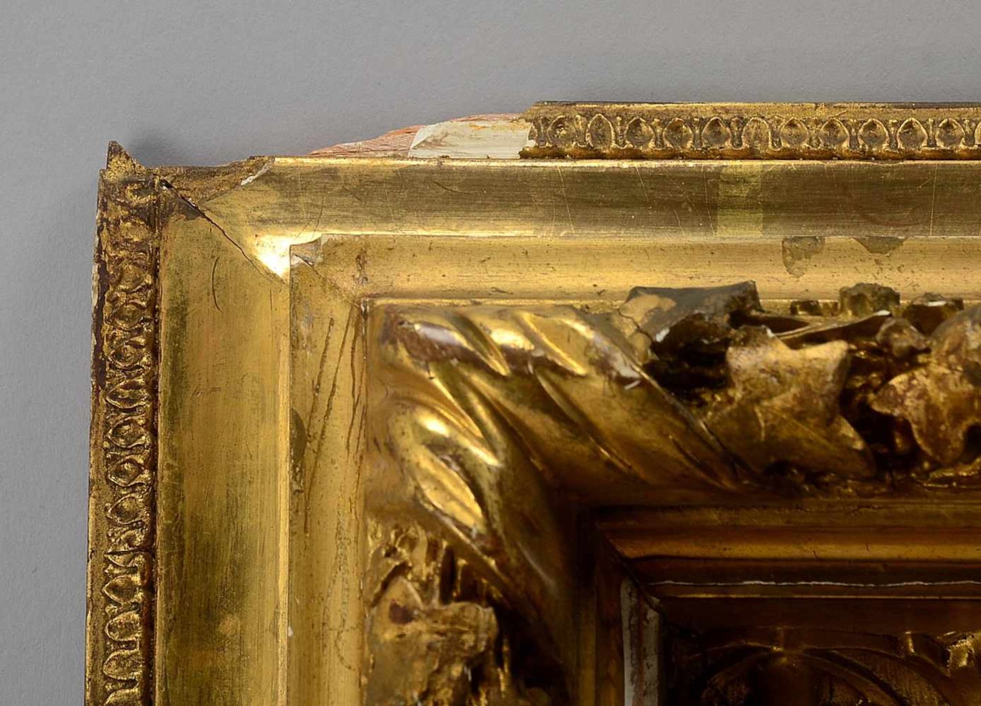 Prunkrahmen, museale Ausführung; vergoldet, reicher Stuck, Gesamtmaße ca. 60 × 10 × 70 cm, - Bild 3 aus 4