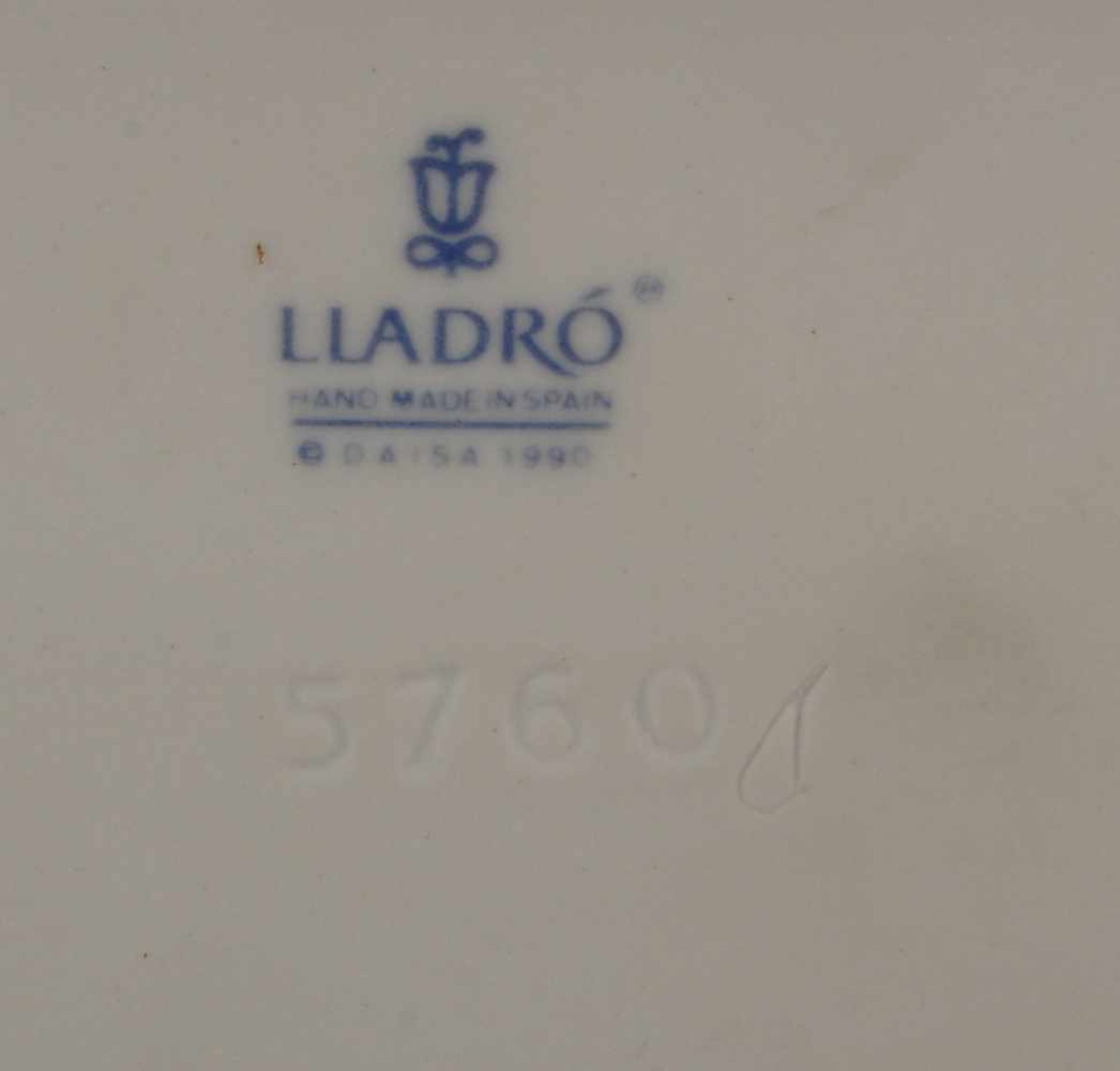 Lladro/Spanien, Porzellanfigur, 'Unterbrochene Mittagsruh', pastellige Unterglasurfarben, Figur in - Bild 2 aus 2
