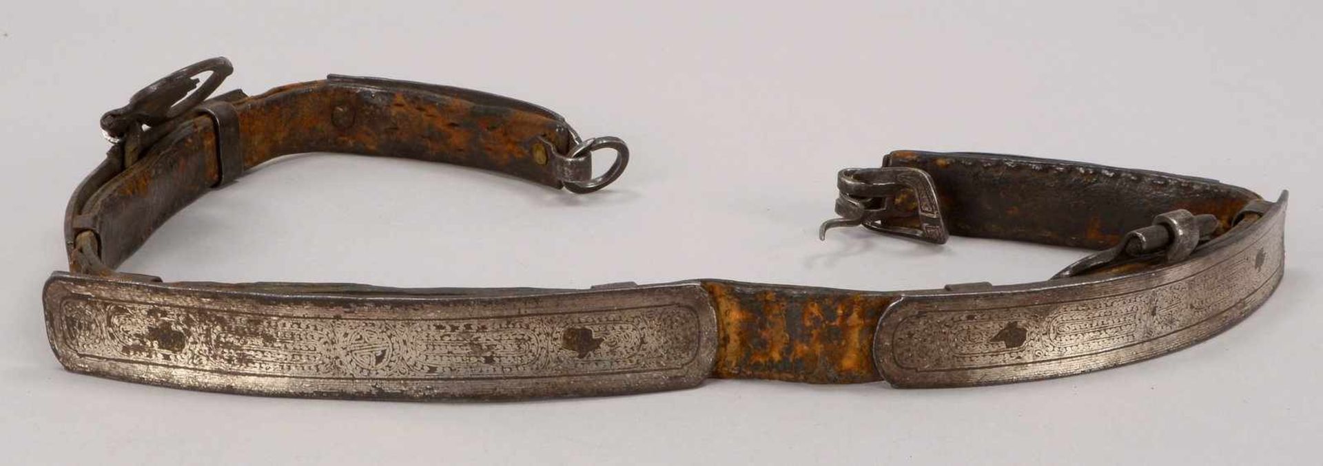 Gürtel (Tibet/wohl 15. Jahrhundert), Leder mit ornamentalen Silberbeschlägen; Länge ca. 84 cm (mit