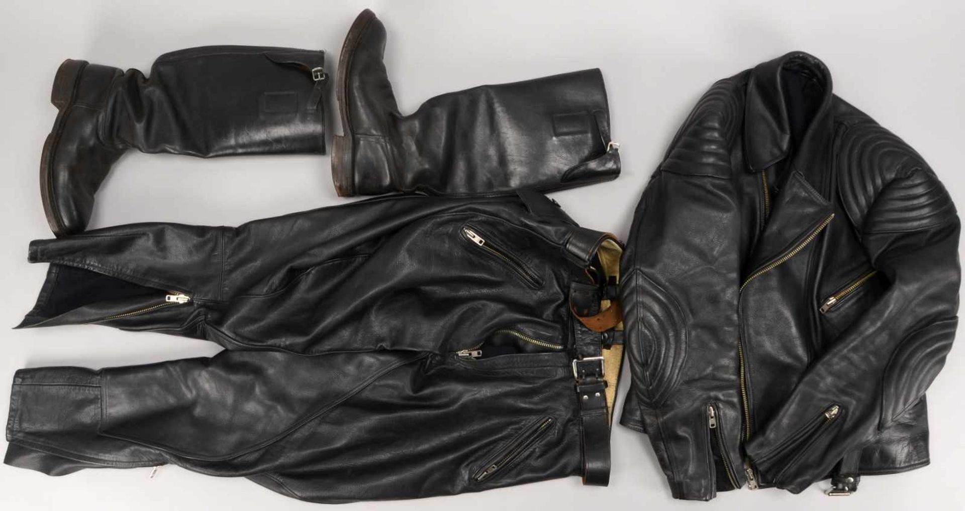 Motorradbekleidung (Handanfertigung), Jacke und Hose, aus dickem Echtleder, Gr. 52; anbei Paar