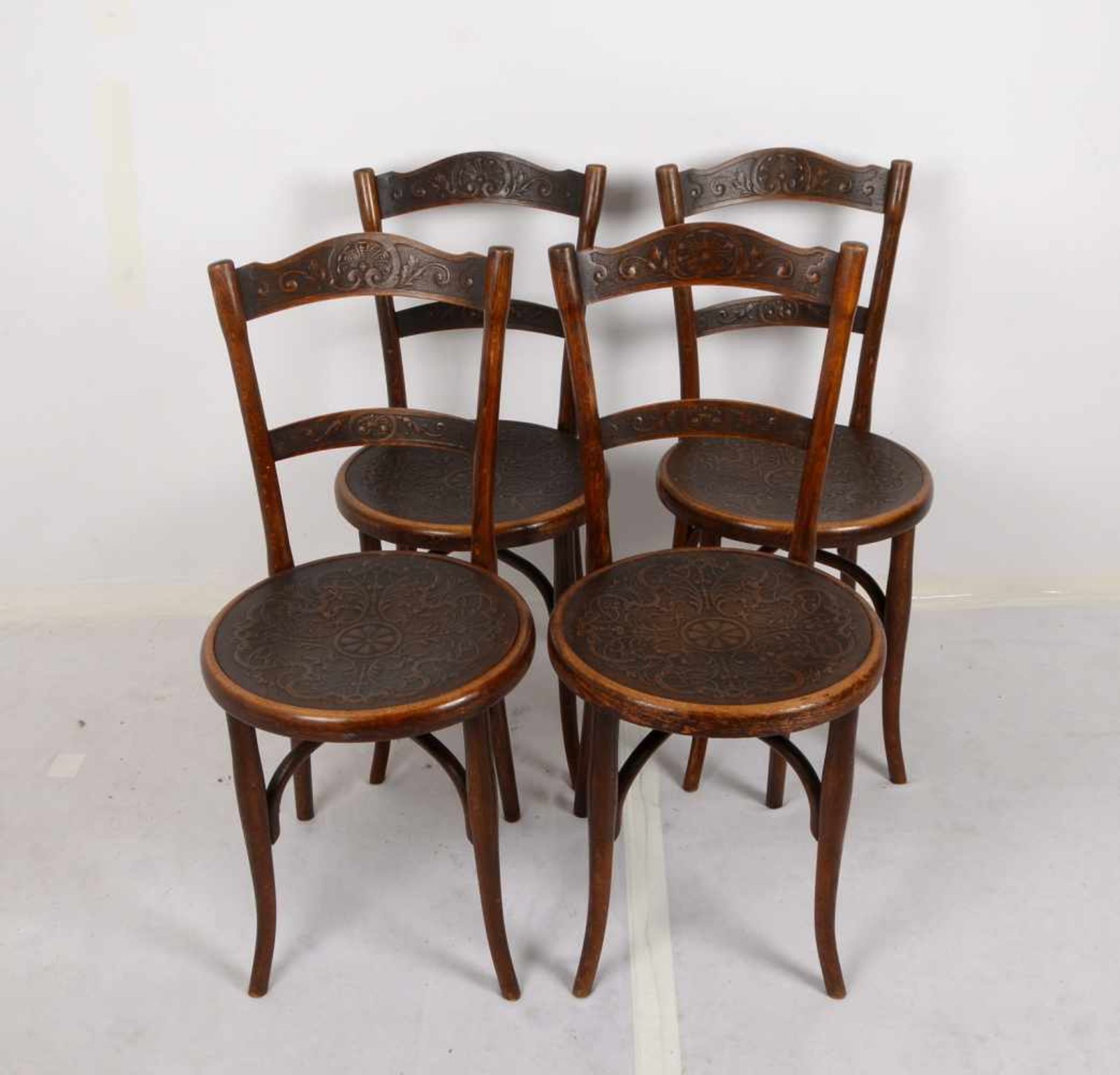 Thonet, Satz Stühle, Rückenlehne und Sitzfläche geprägt, 4 Stück/davon 2x mit original Klebeetikett - Bild 2 aus 2