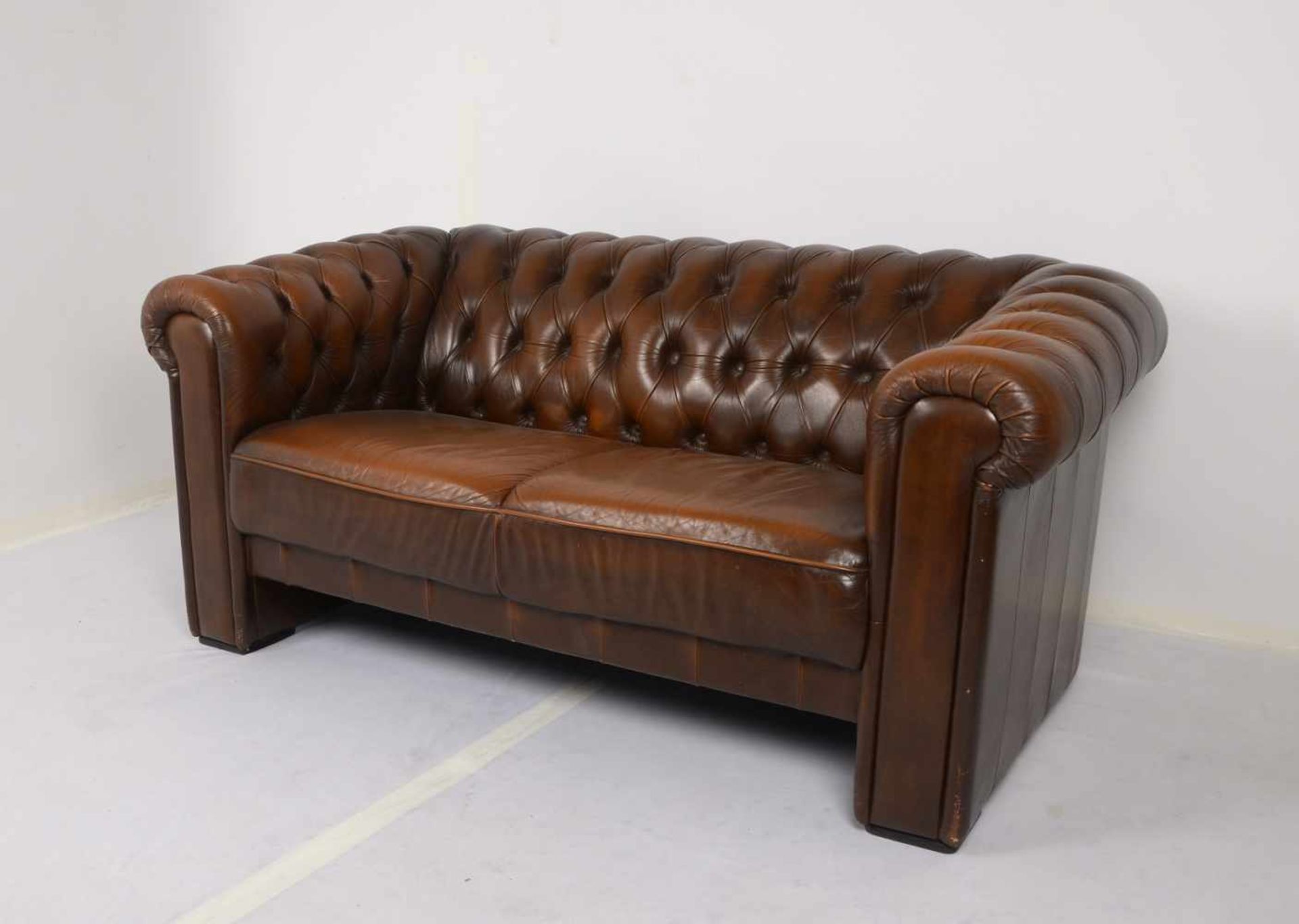 Chesterfield-Sofa/Zweisitzer, Polsterung aus braunem Leder/geknüpft, in gutem Erhaltungszustand; - Bild 2 aus 2