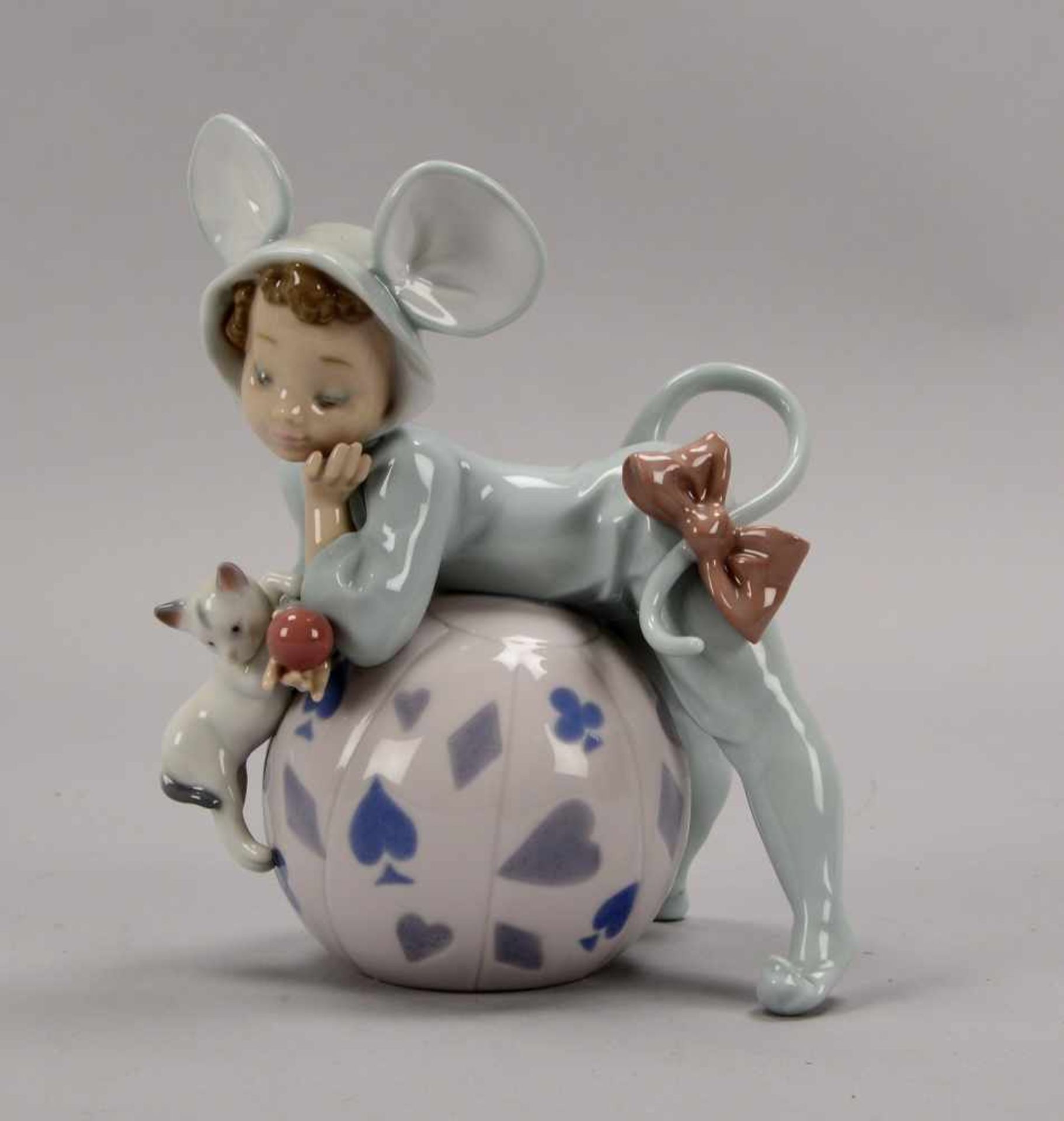 Lladro/Spanien, Porzellanfigur, 'Verträumtes Mäuschen', pastellige Unterglasurfarben, Figur in