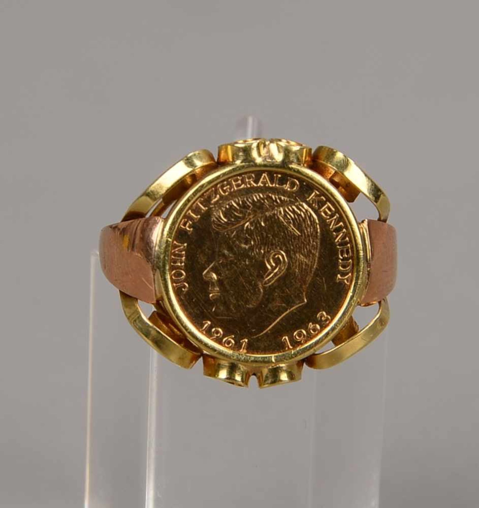 Ring, 585 Gold/Bicolor, mit gefasster Medaille, 'Kennedy'; RG 53, Gewicht 2,73 g - Bild 2 aus 2
