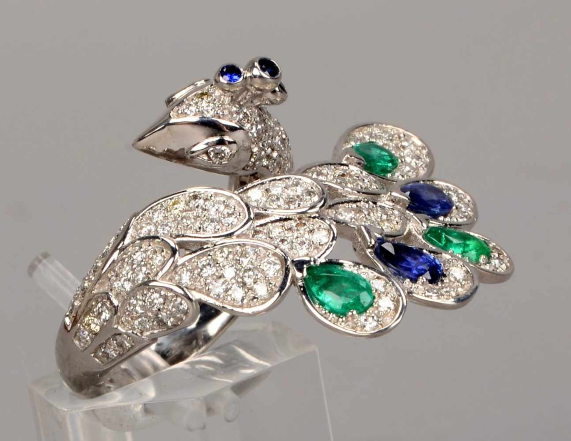 Ring, 585 WG, 'Pfau', mit vielfachem Brillantbesatz und Diamantbesatz, und Smaragden/zusammen ca.