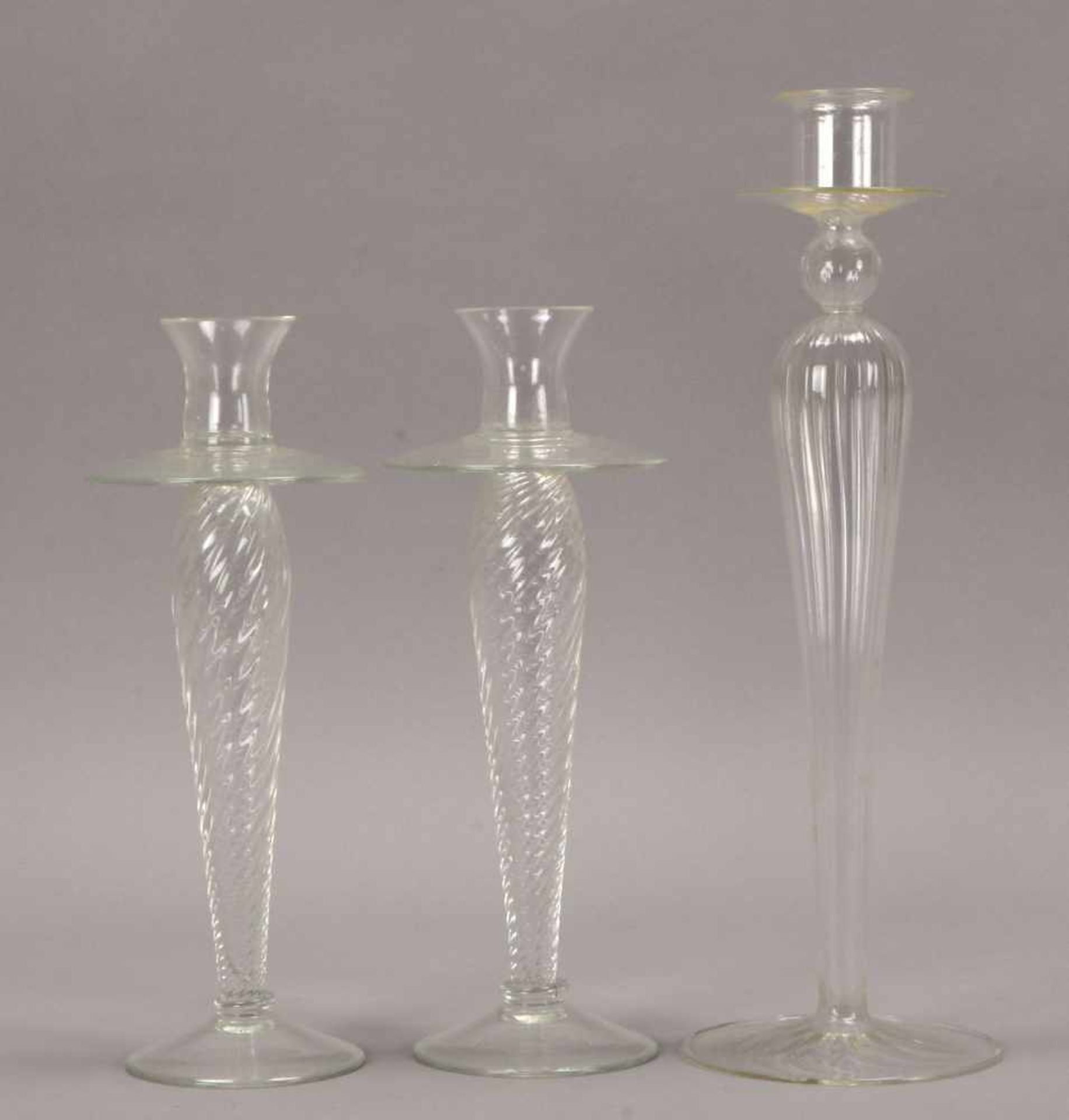 Kleines Kerzenleuchter-Konvolut, Muranoglas(?), 3 Stück: einzelner Leuchter und Paar; Höhe 27 cm,