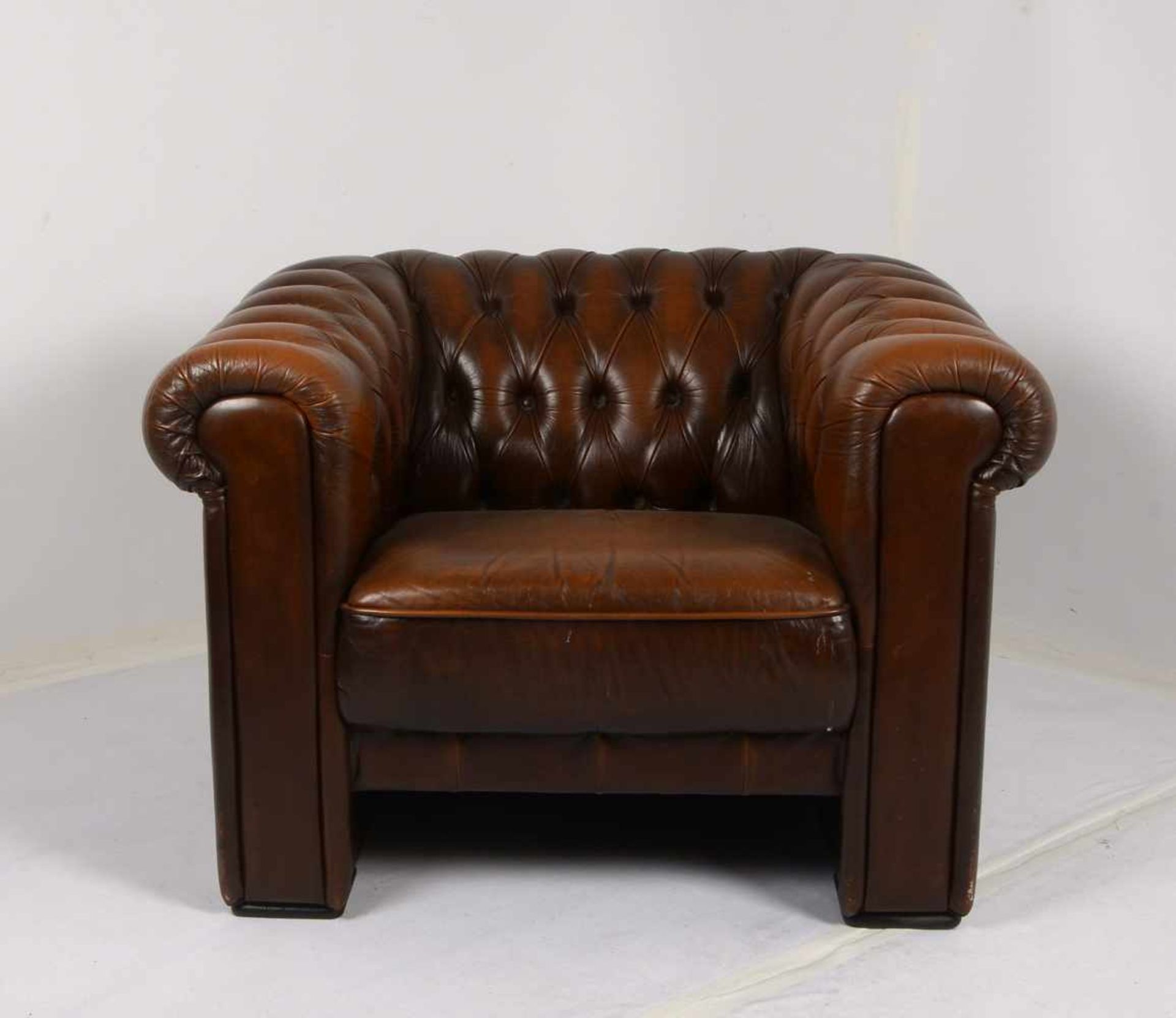 Chesterfield-Sofa/Zweisitzer, Polsterung aus braunem Leder/geknüpft, in gutem Erhaltungszustand;