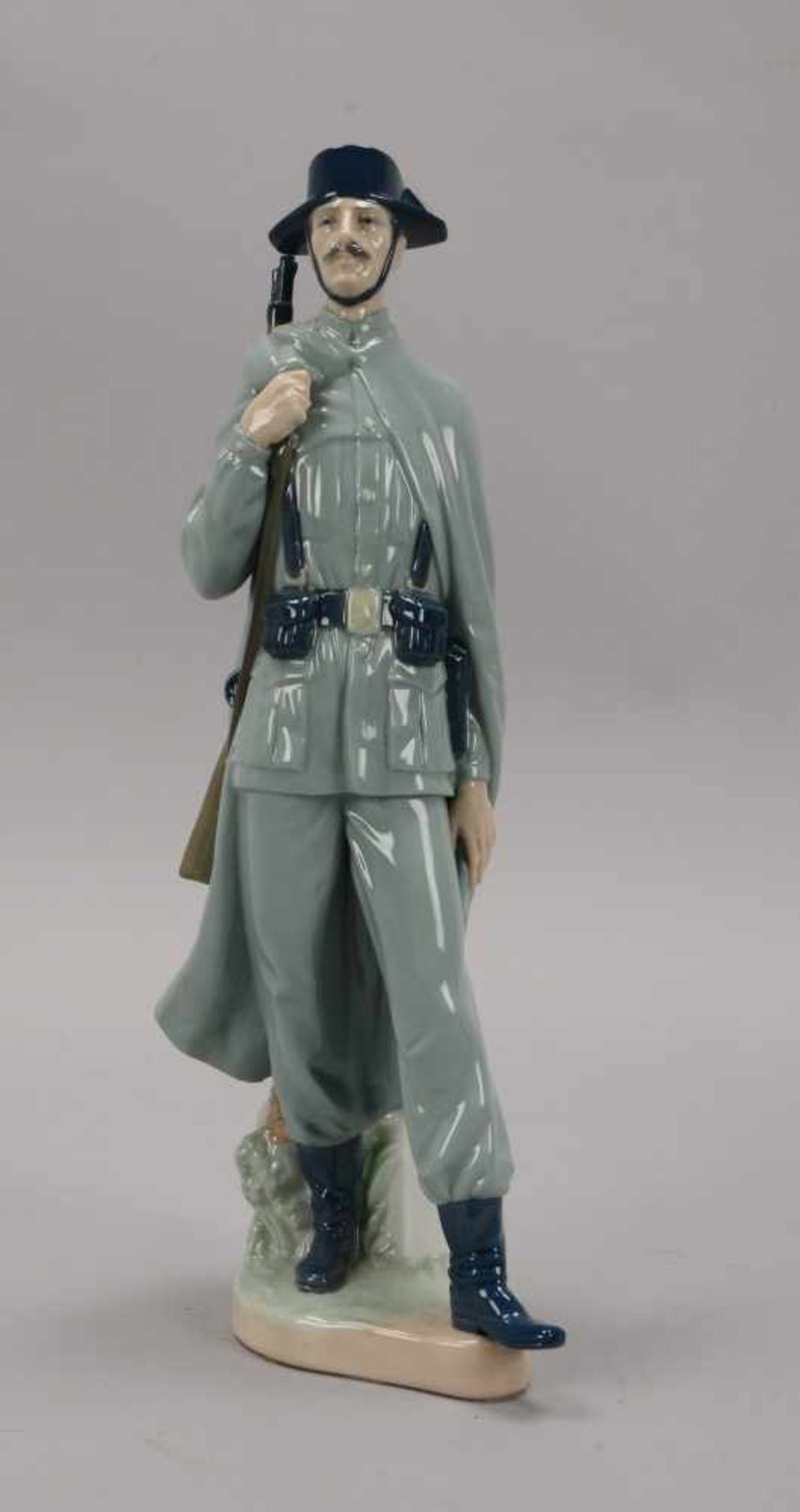 Lladro/Spanien, Porzellanfigur, 'Spanischer Gendarm', pastellige Unterglasurfarben, Figur in
