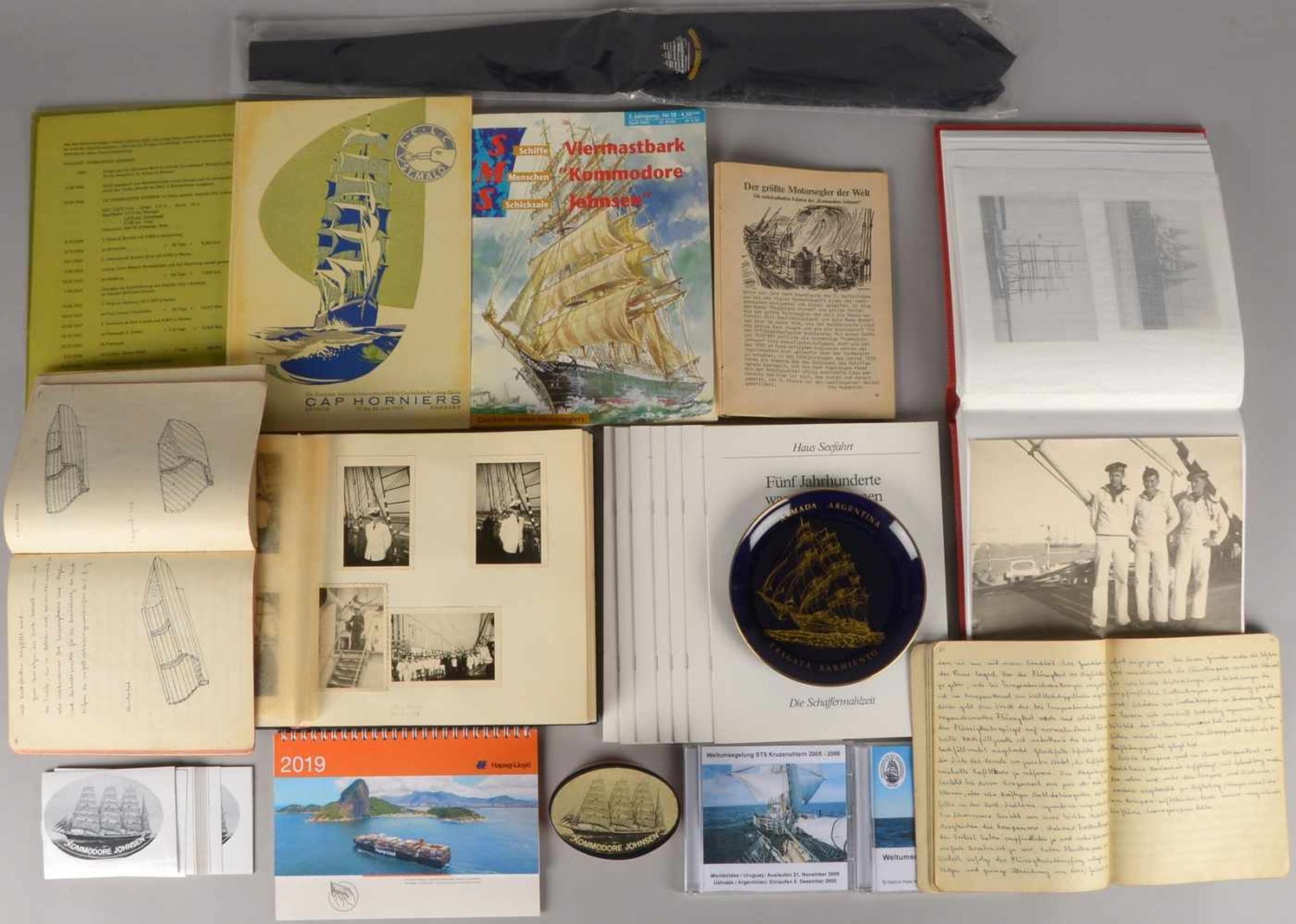 NDL-Sammlerkonvolut: 1 Fotoalbum mit Originalaufnahmen des Segelschulschiffs 'Kommodore Johnsen' (