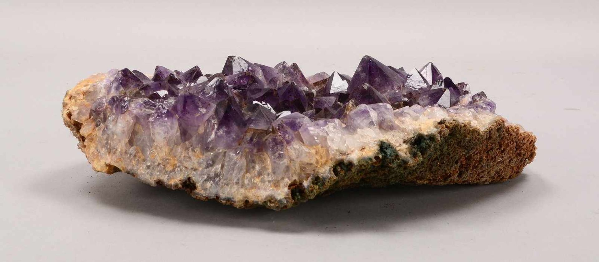 Amethystdruse (Fundort Brasilien), großkristallin, Druse mit schöner Öffnung; Breite 37 cm