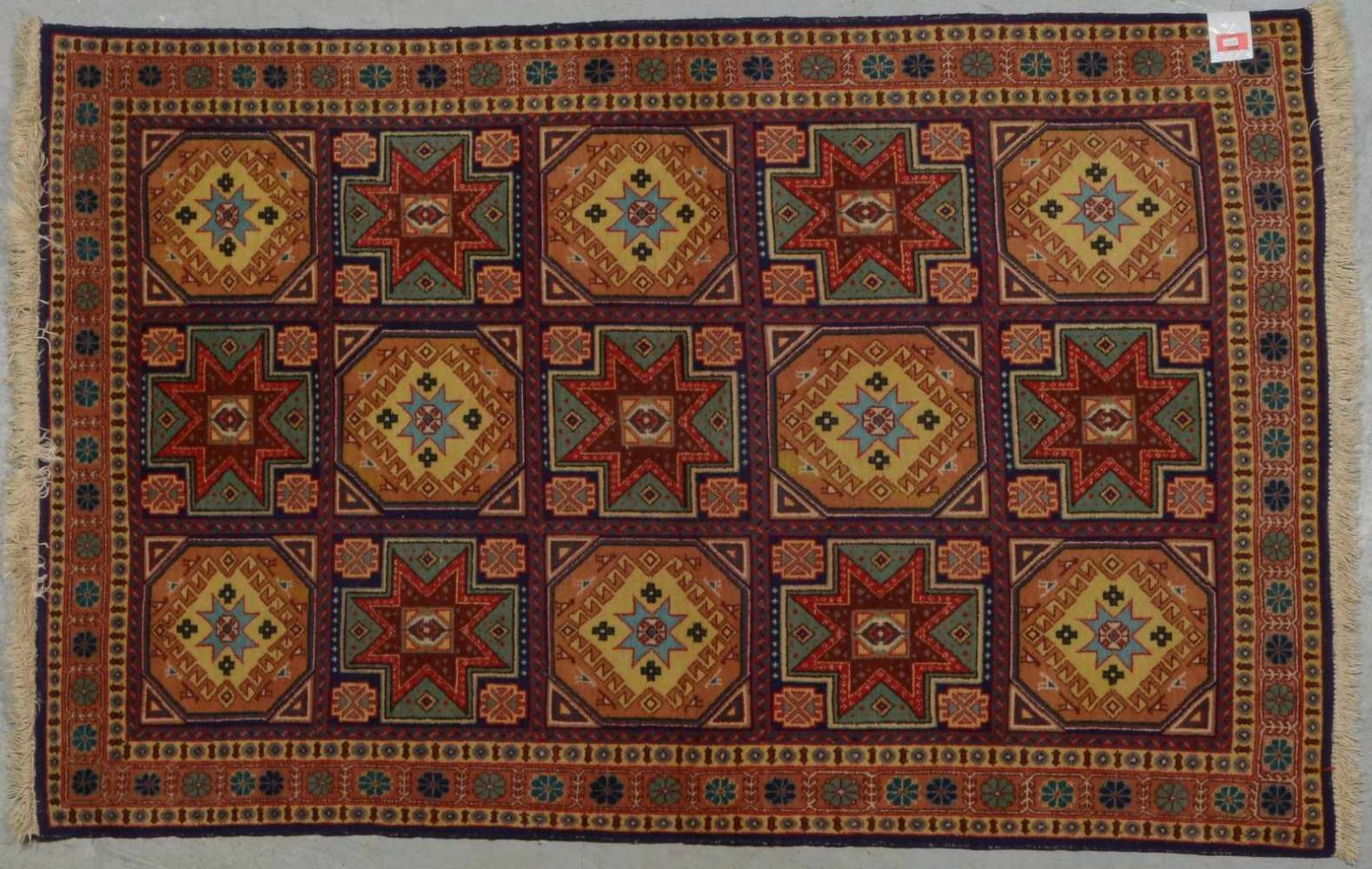 Täbriz, feste Knüpfung, Felder mit kaukasischer Musterung, in gutem Zustand; Maße 155 x 102 cm