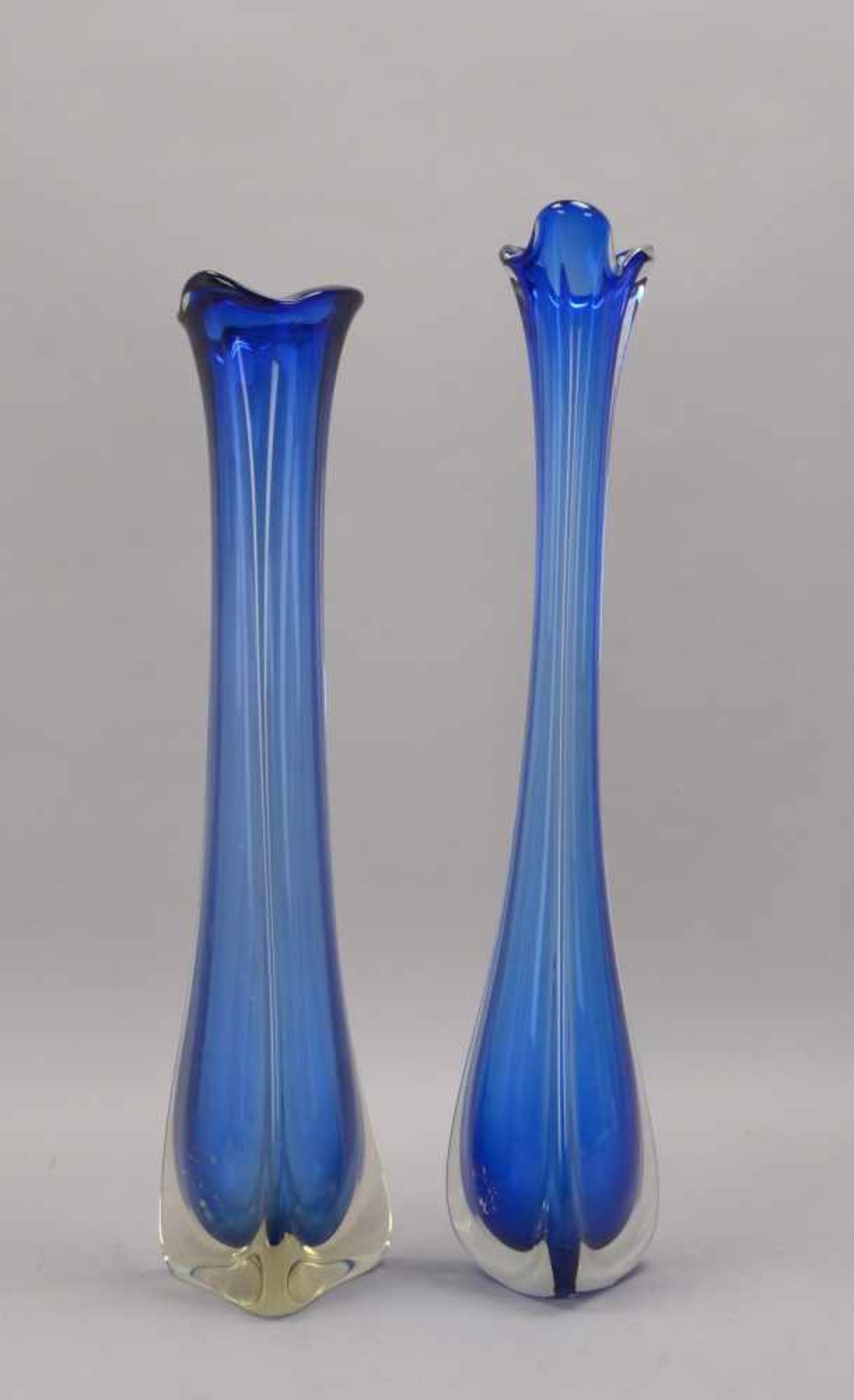 2 große Glasvasen, 3-passige taillierte Form, Klarglas blau unterfangen; Höhe 62 cm, und Höhe 66 cm