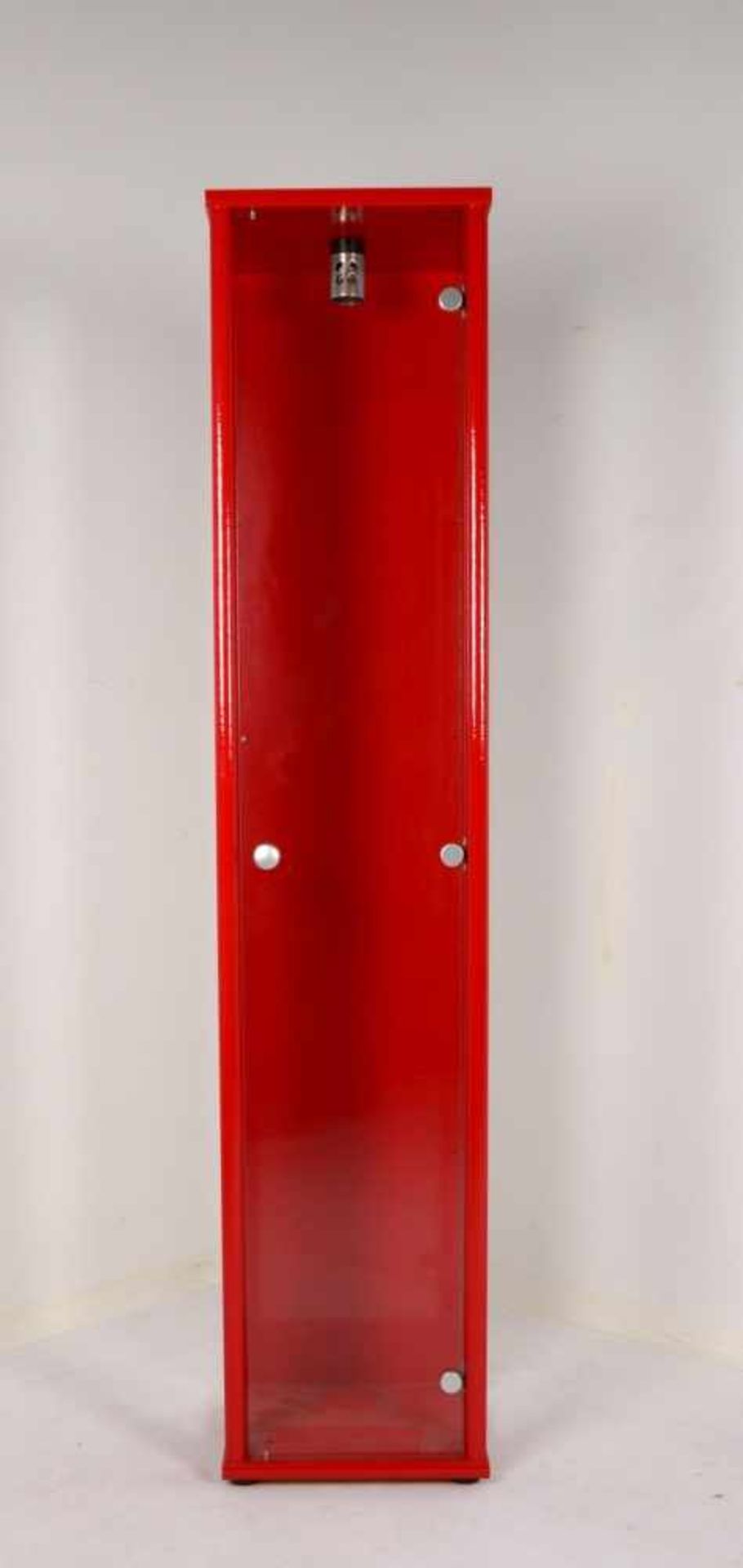 Kleine Säulenvitrine, hochrechteckiger Holzkorpus/in rotem Klavierlack, 3-seitig verglast, mit 4x - Bild 2 aus 2