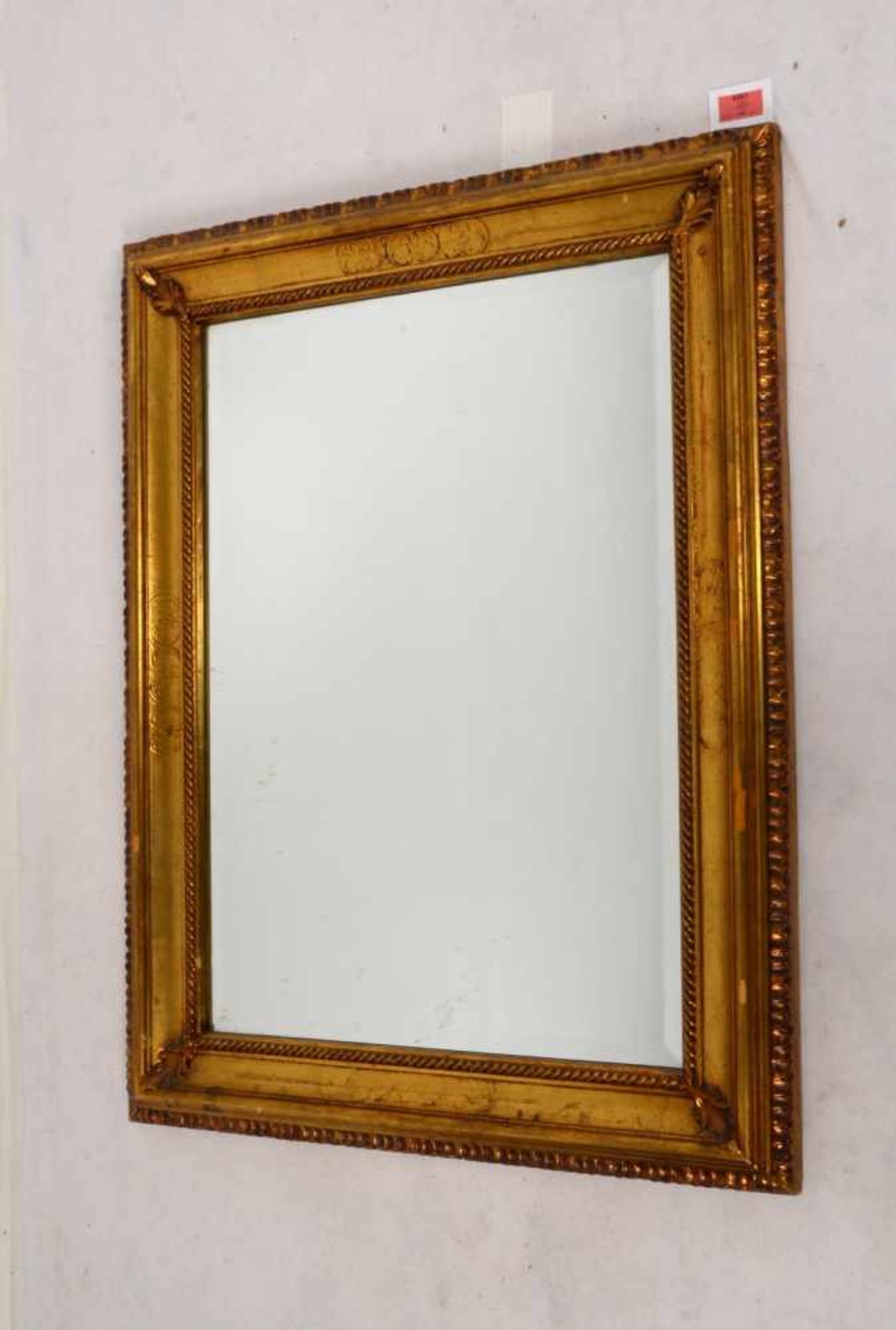 Wandspiegel, facettiertes Spiegelglas, im vergoldeten Holzrahmen; Maße Spiegel 68 x 48 cm,