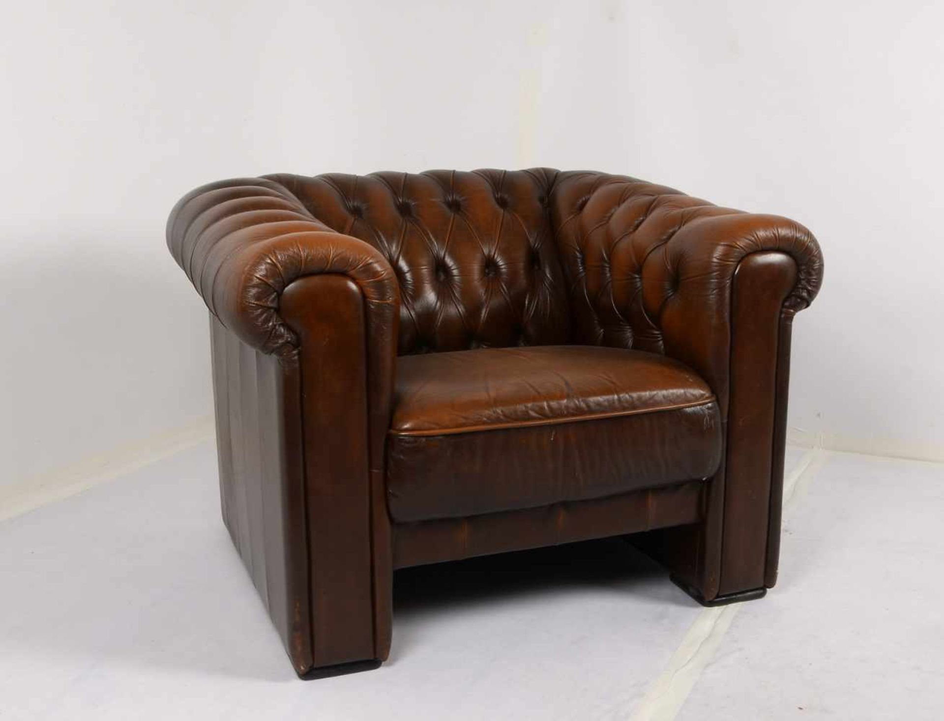 Chesterfield-Sofa/Zweisitzer, Polsterung aus braunem Leder/geknüpft, in gutem Erhaltungszustand; - Bild 2 aus 2
